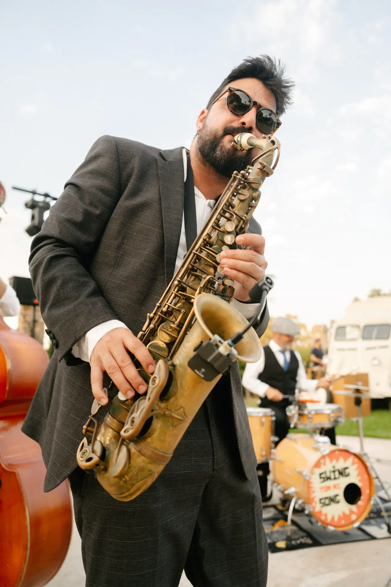 Saxofonista del grupo de swing tocando para los invitados, en Badajoz