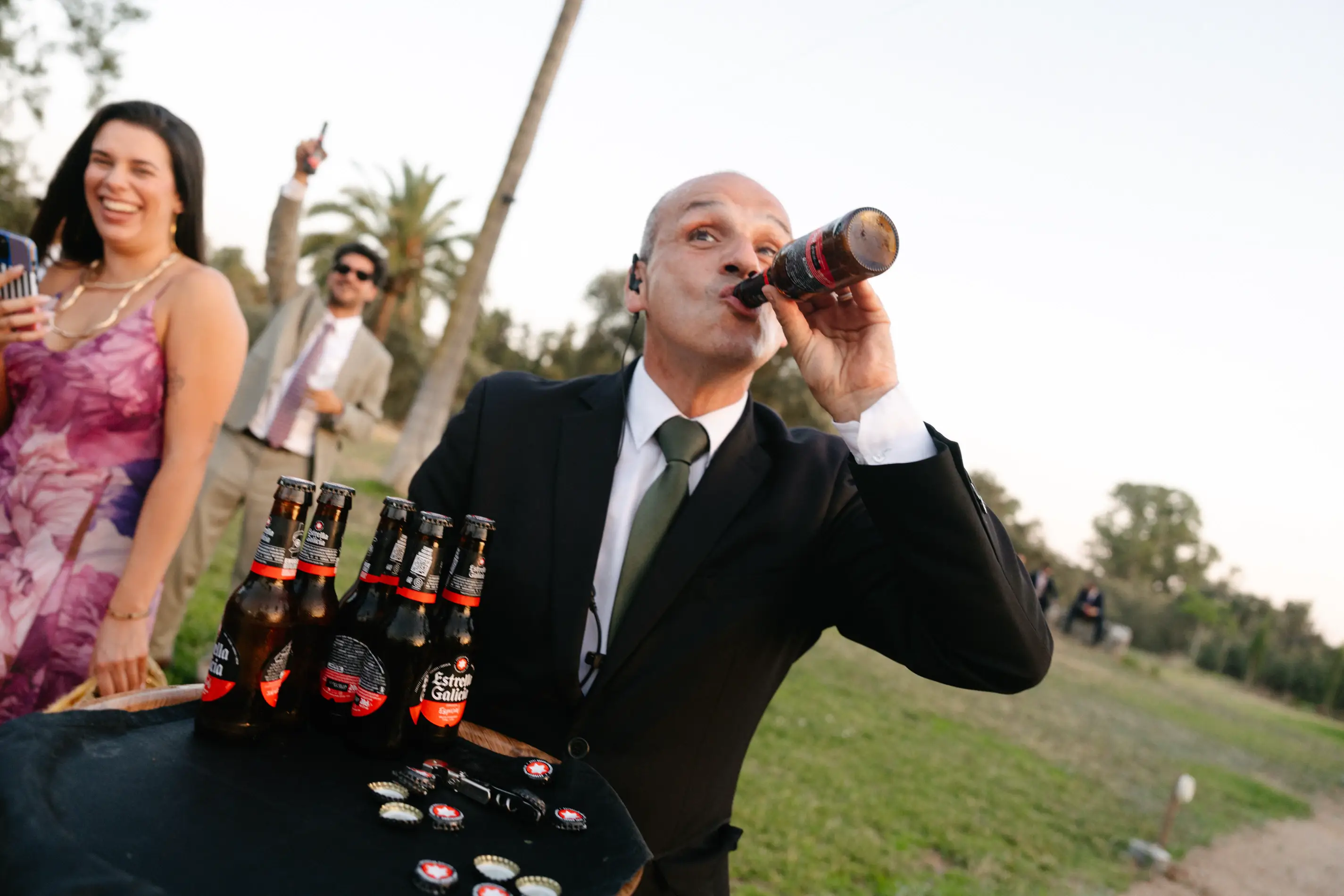Invitado bebe una cerveza en el cóctel, en Badajoz