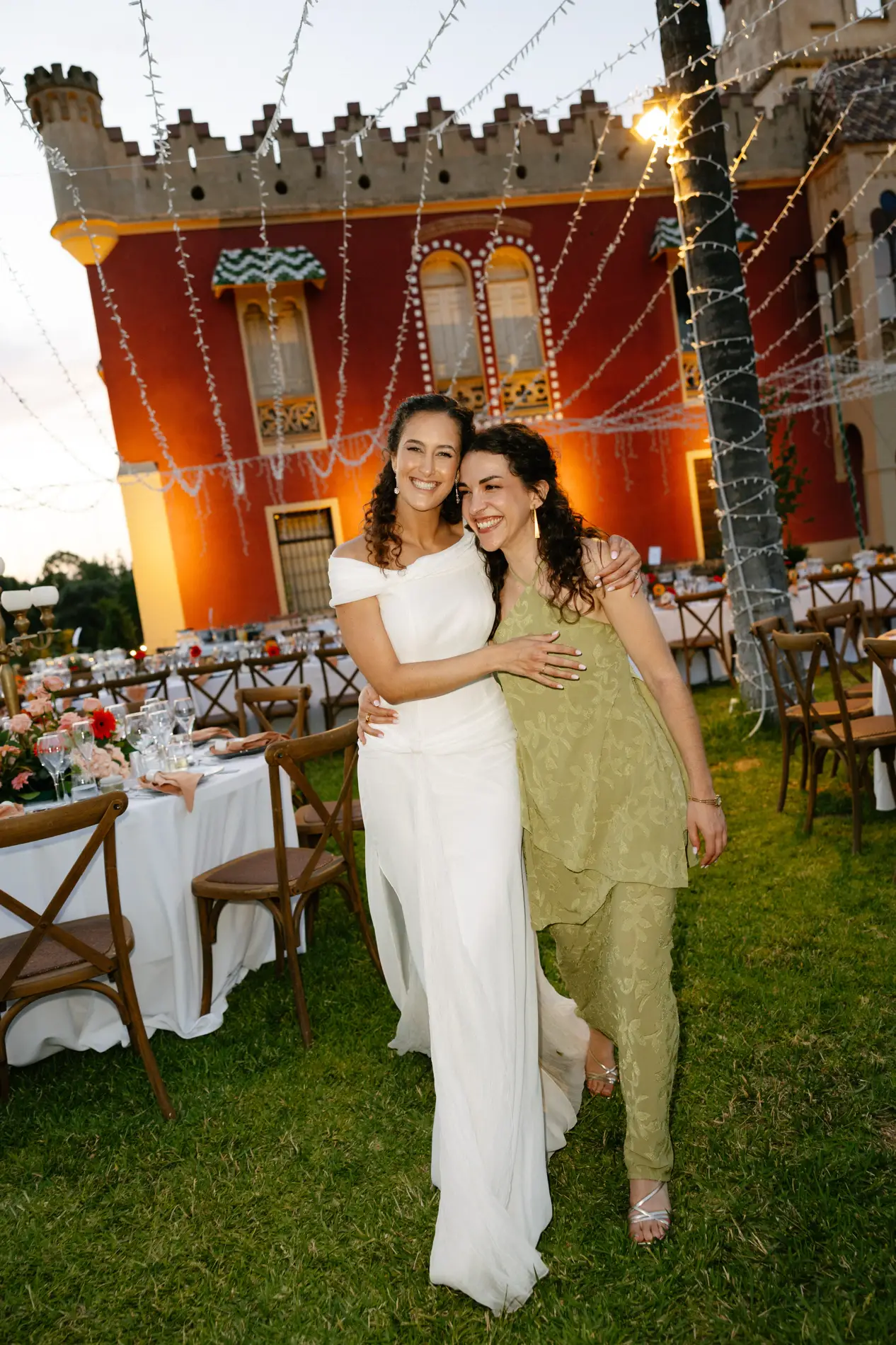 Natalia abraza a una amiga junto a las mesas del banquete, en Badajoz