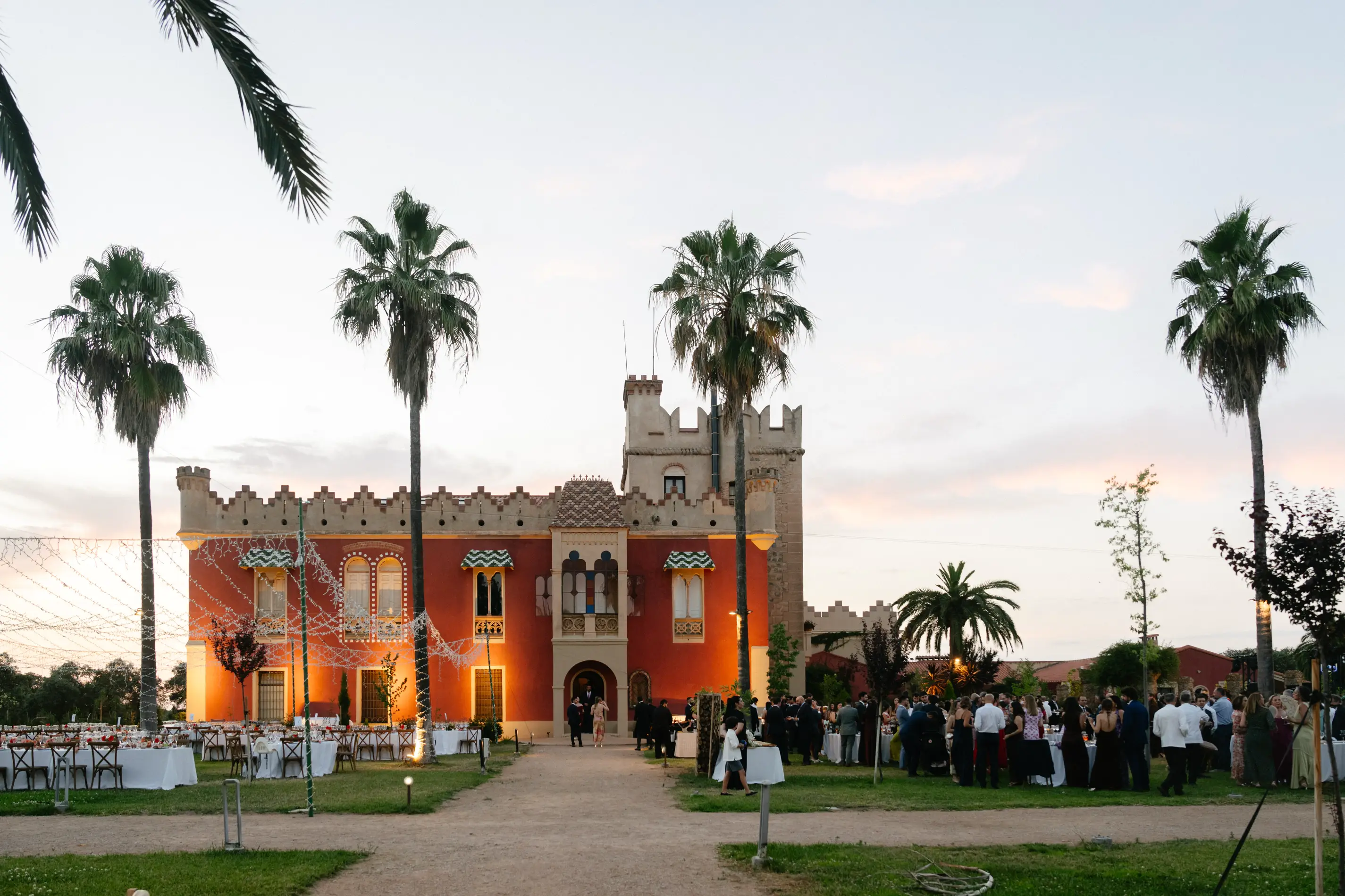 Palacete del Marquesado de Casa Colorada entre palmeras al anochecer