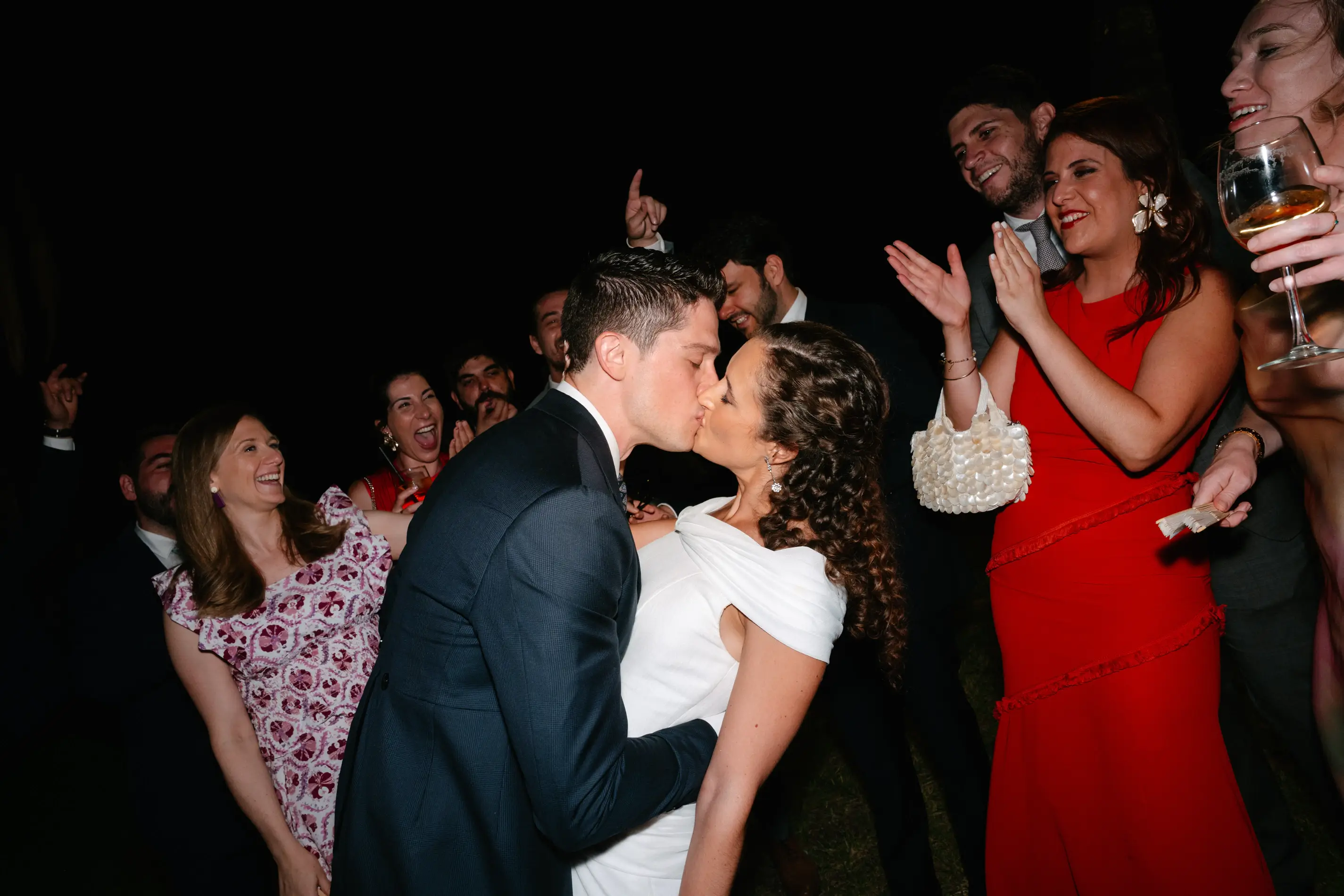 Beso de los novios entre invitados en la cena, en Badajoz