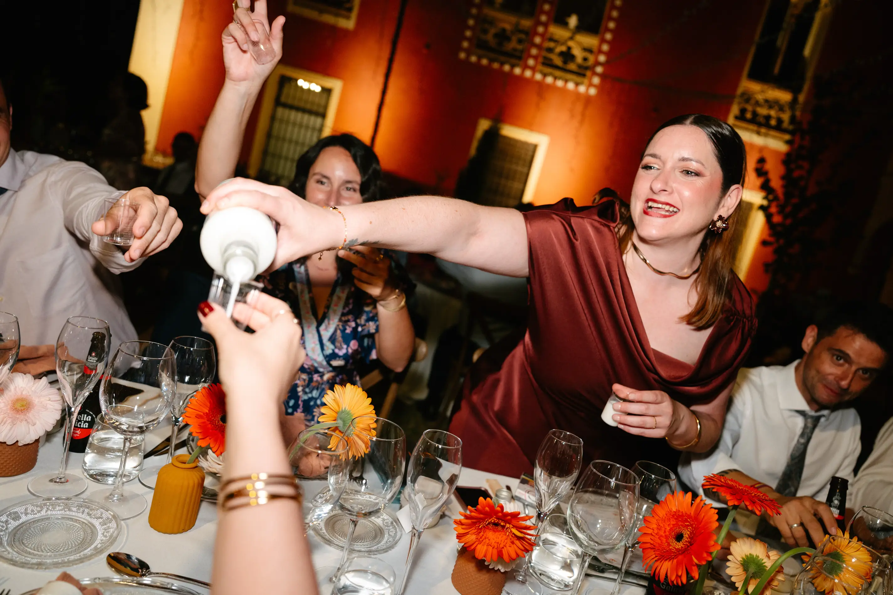 Invitadas brindan y se sirven chupitos durante la cena, en Badajoz