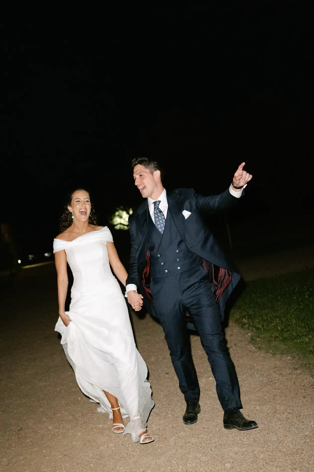 Natalia y Rodrigo llegan de noche a la fiesta saludando, en Badajoz