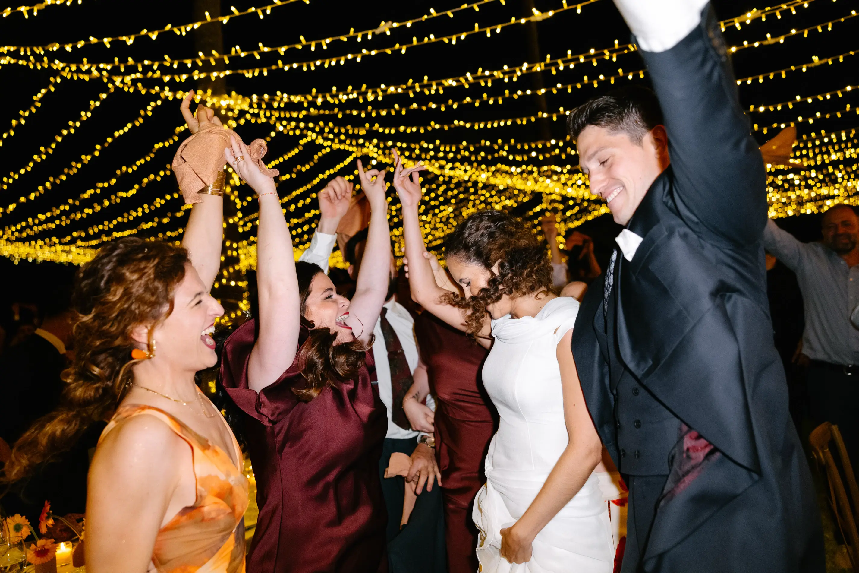 Natalia y Rodrigo bailan con los invitados bajo las guirnaldas de luces, en Badajoz