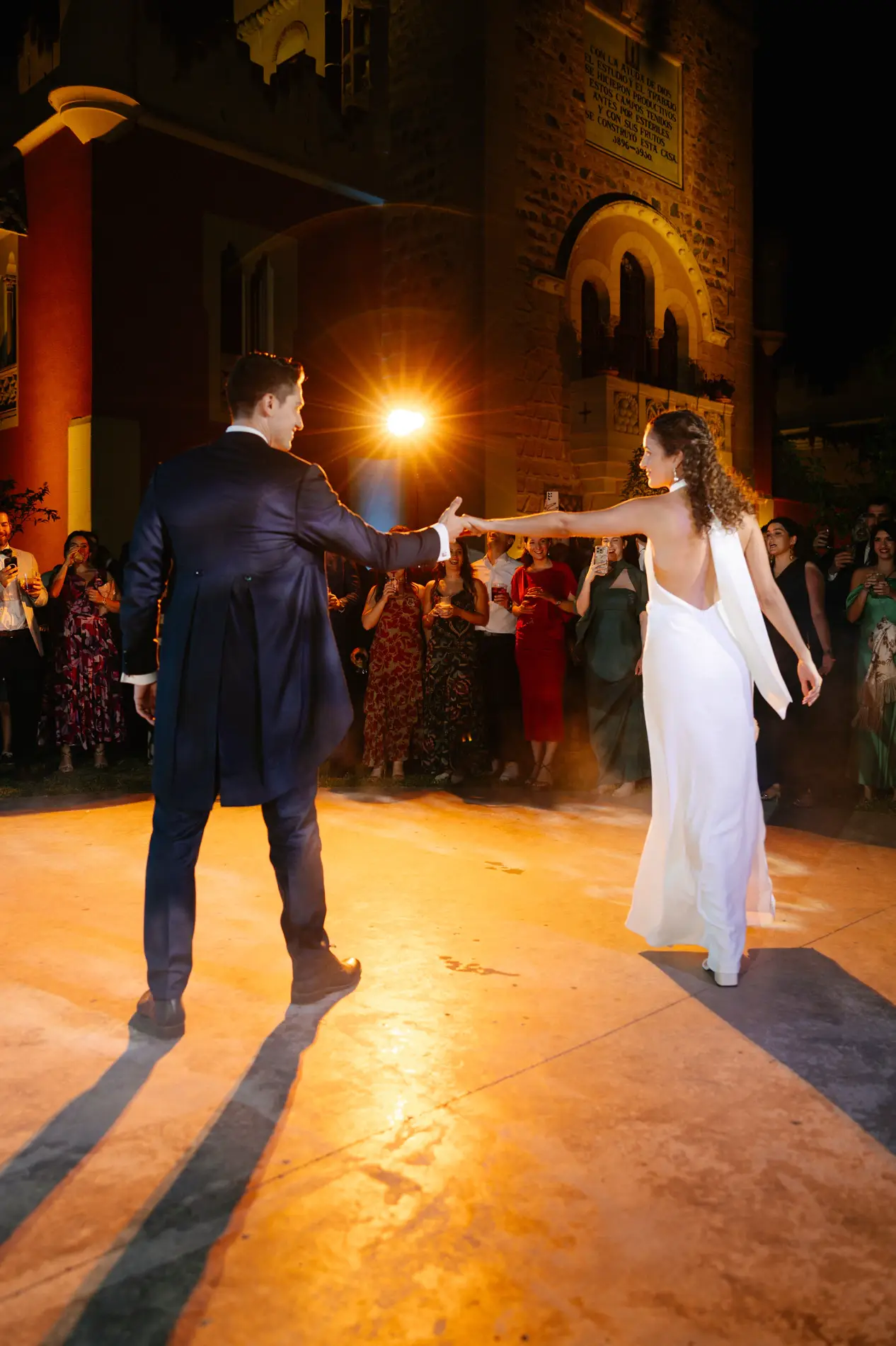 Primer baile de Natalia y Rodrigo frente a la torre iluminada, en Badajoz