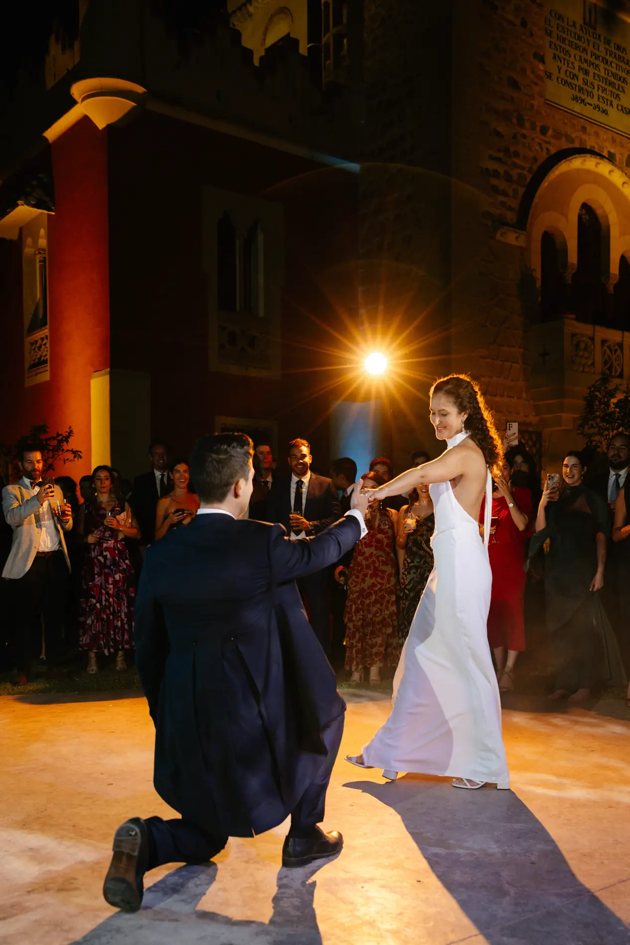 Rodrigo se arrodilla ante Natalia durante el baile nupcial, en Badajoz