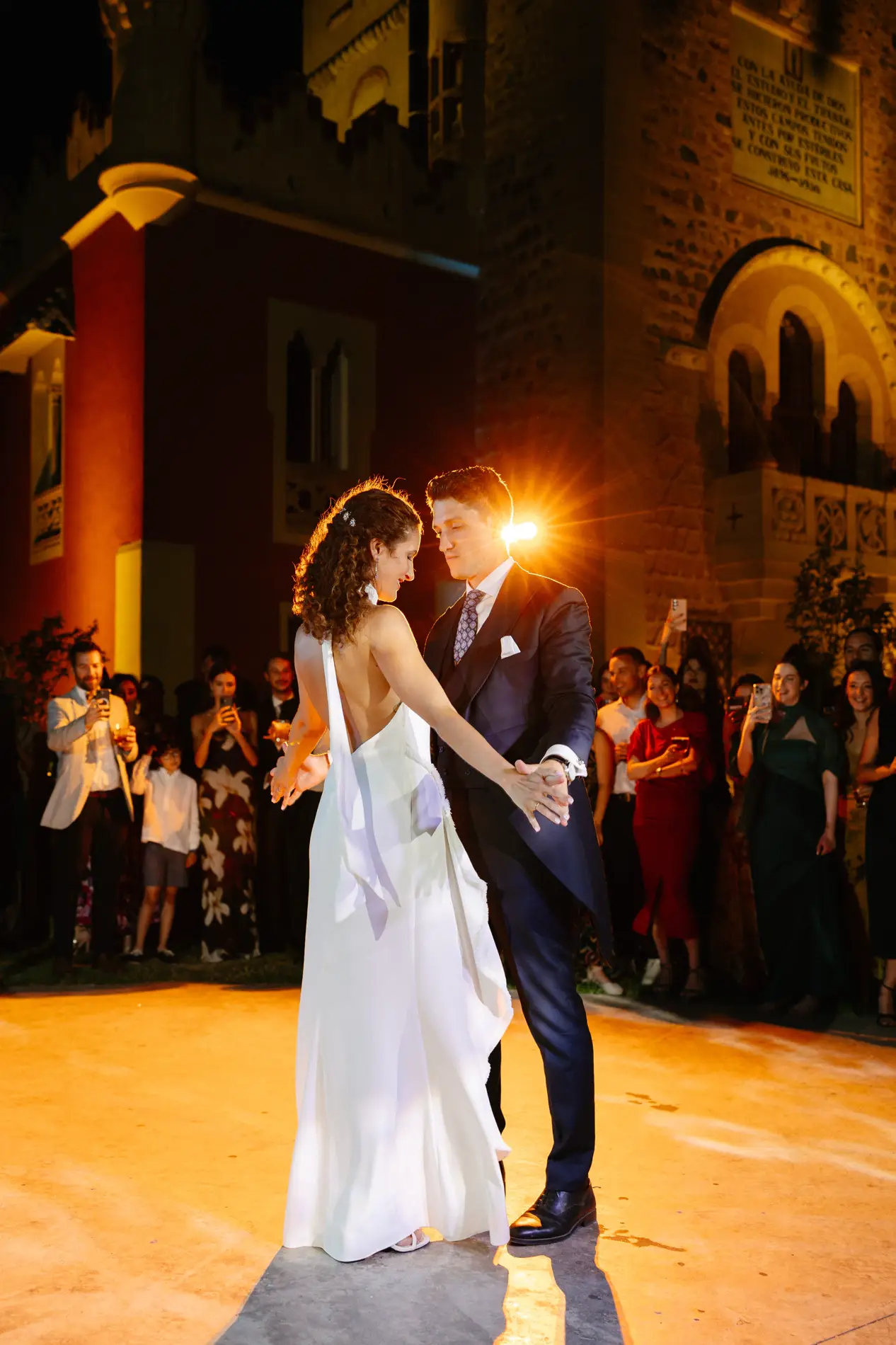 Natalia y Rodrigo bailan rodeados de invitados, en Badajoz