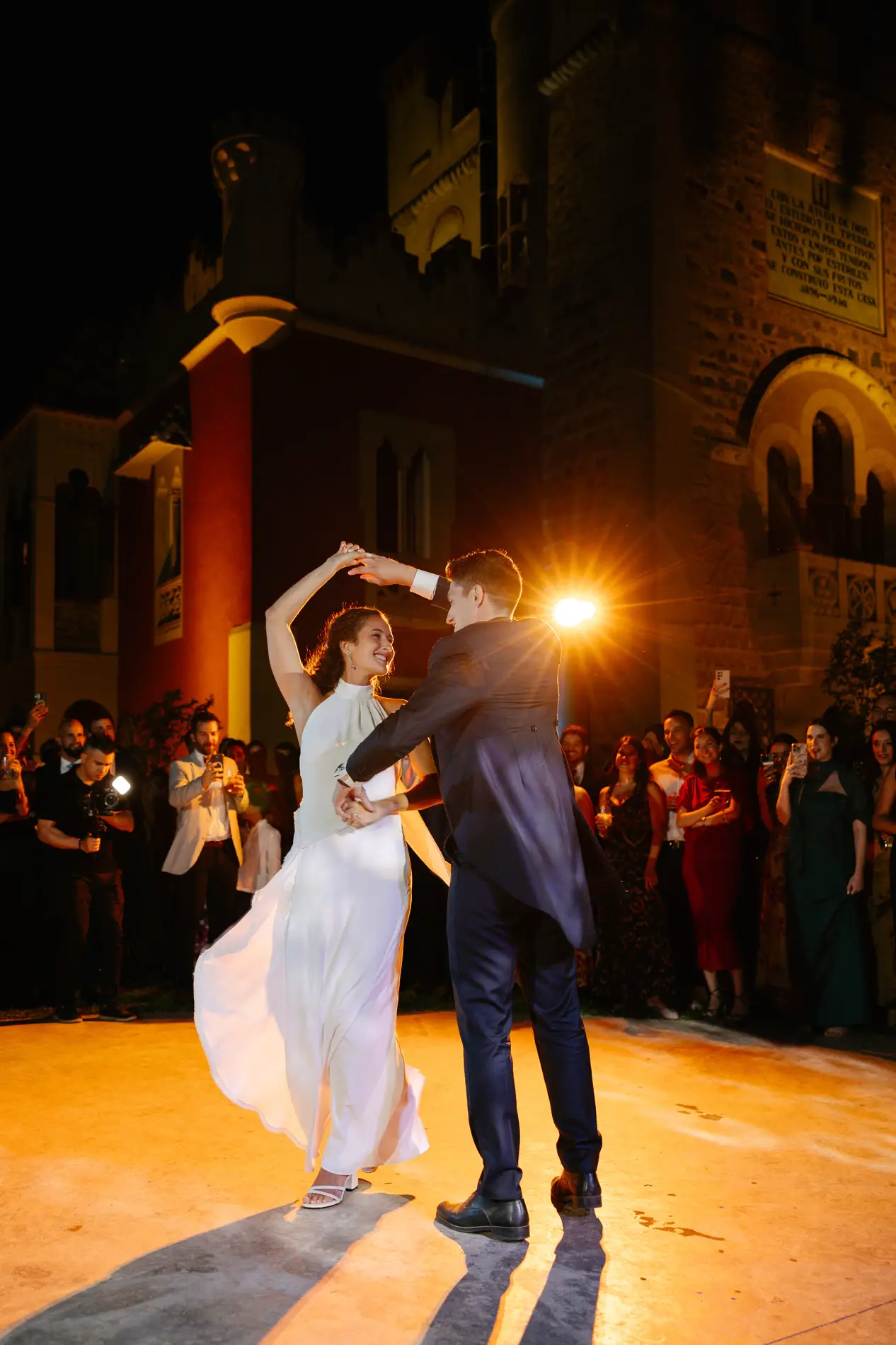 Rodrigo hace girar a Natalia en el baile nupcial, en Badajoz