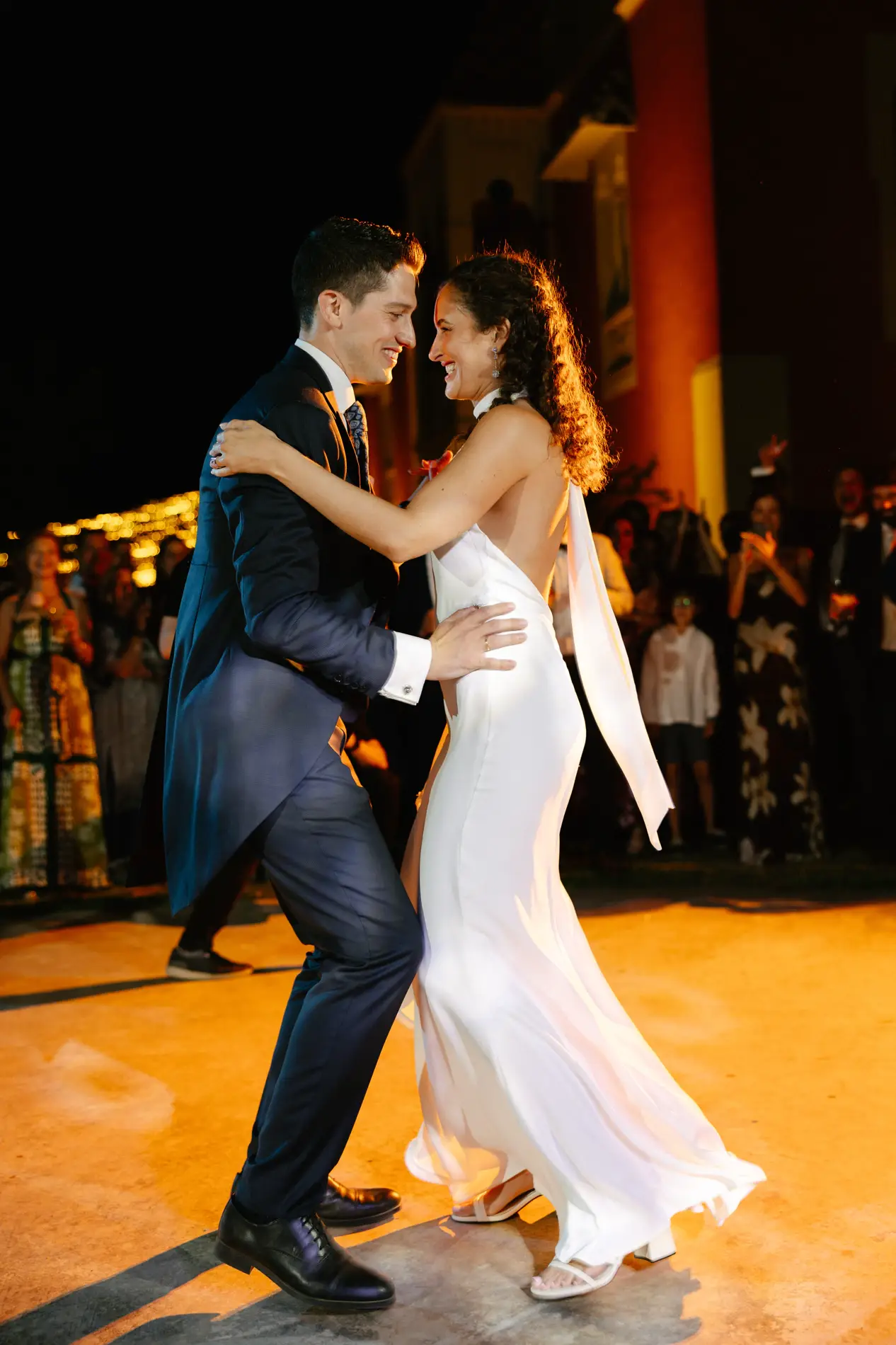 Natalia y Rodrigo bailan muy cerca y sonrientes, en Badajoz
