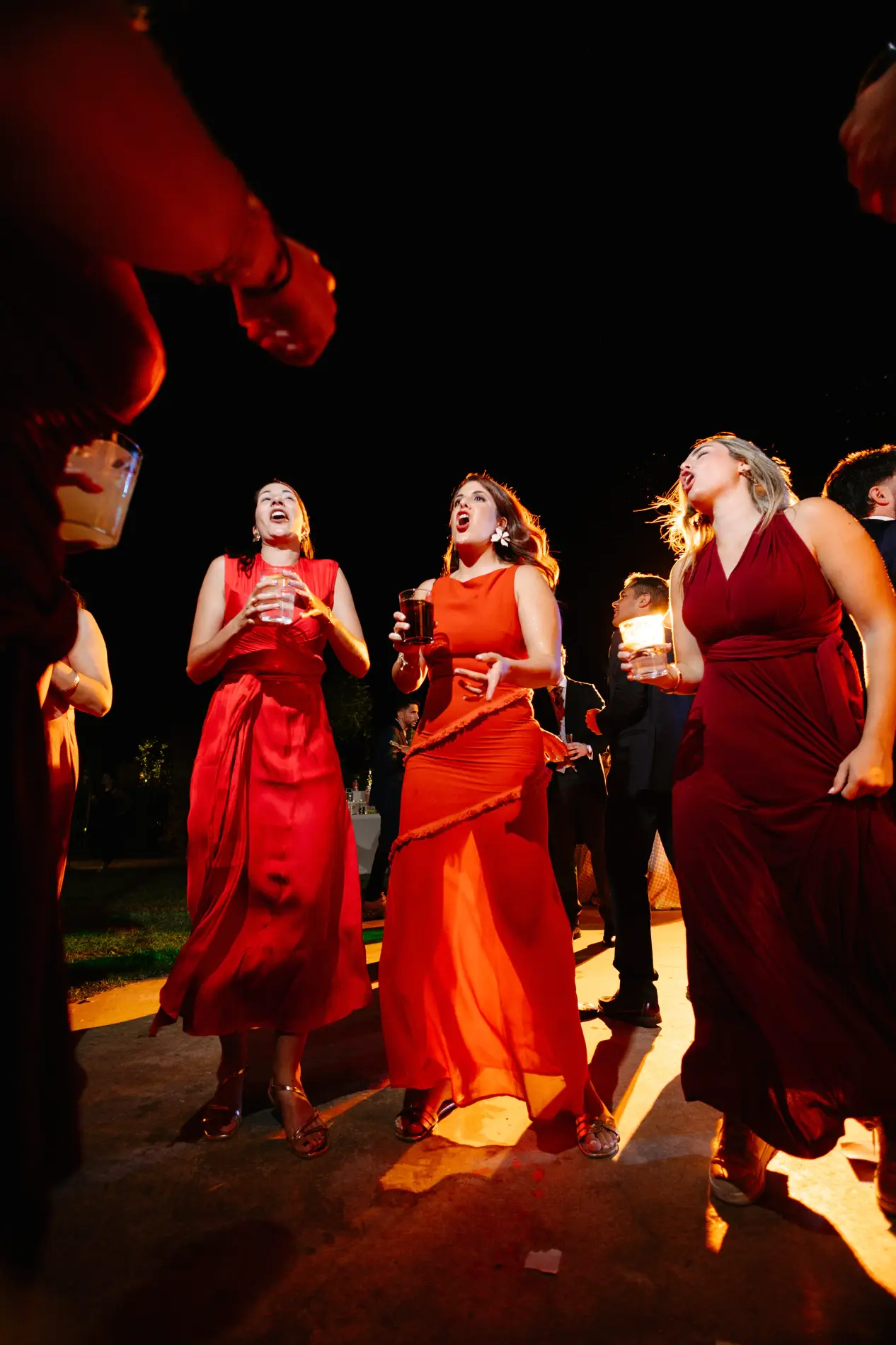 Invitadas vestidas de rojo bailan en la fiesta, en Badajoz