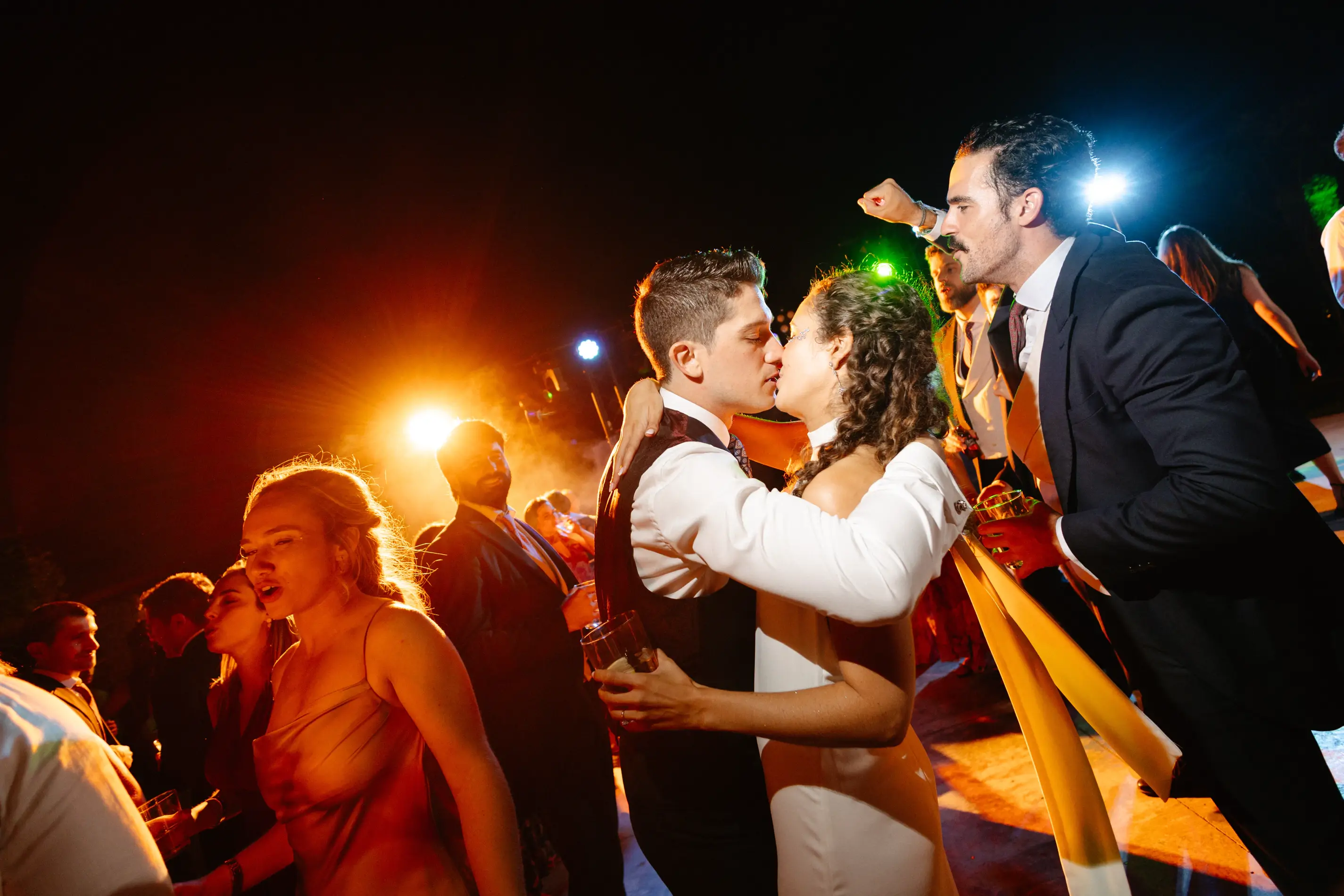 Beso de los novios en plena fiesta, en Badajoz