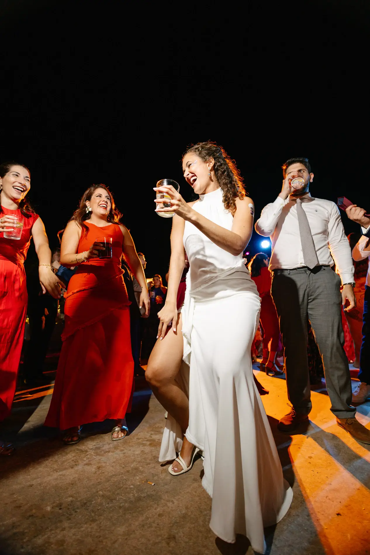 Natalia y sus amigas bailan y cantan en la fiesta, en Badajoz
