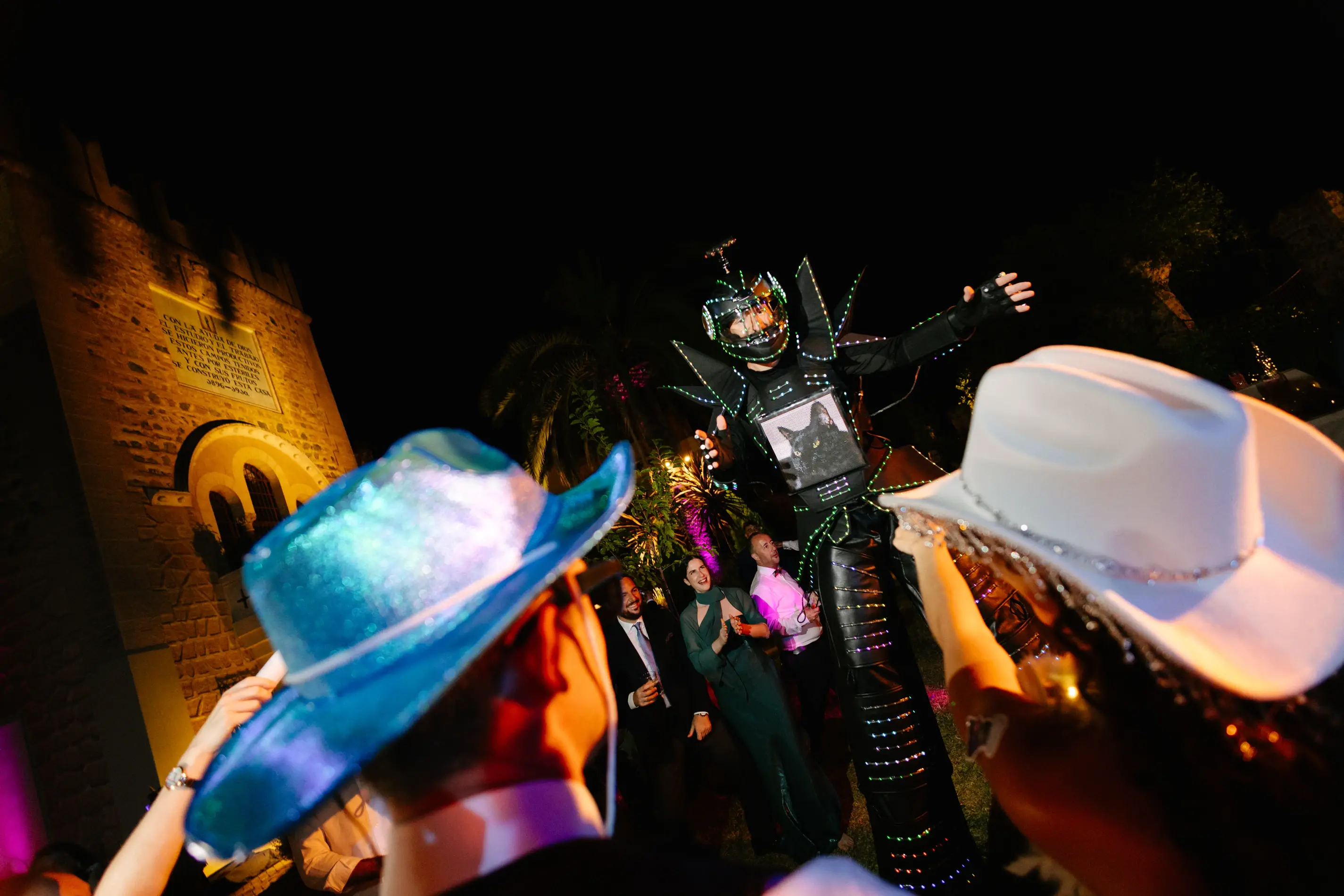 Sombreros vaqueros de colores y un robot de luces en la fiesta, en Badajoz