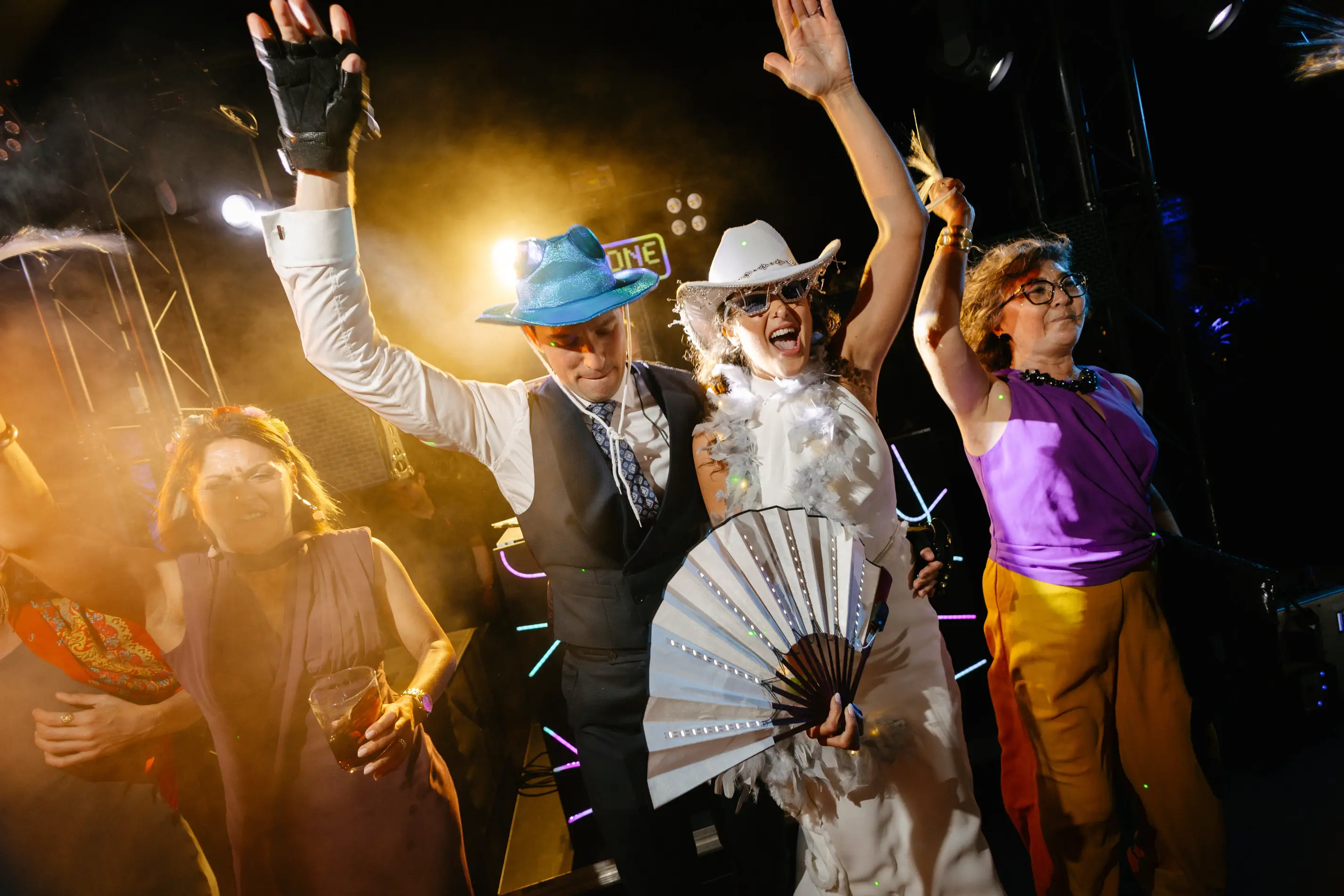 Invitados bailan con abanico y sombreros vaqueros en la pista, en Badajoz