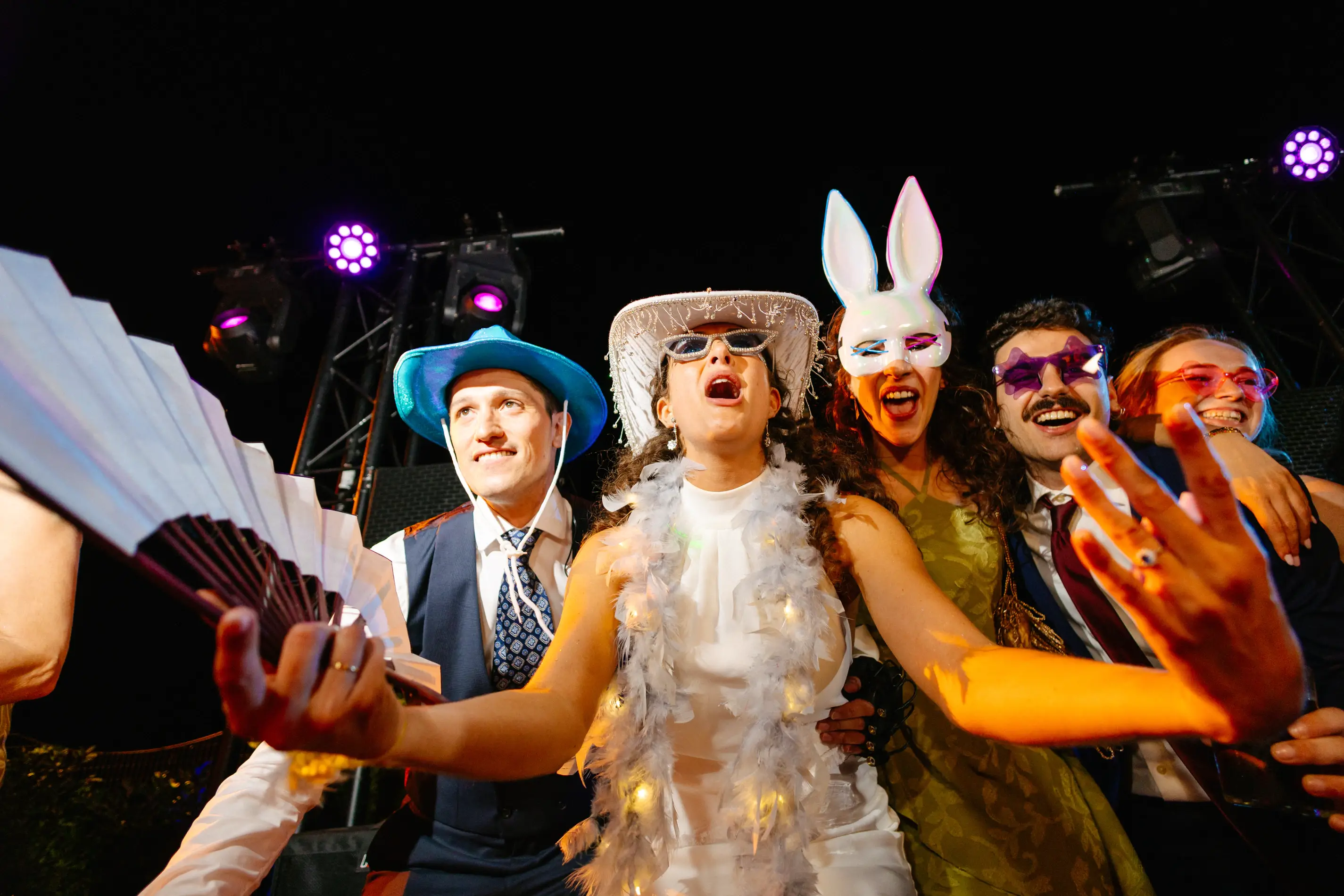 Invitados con caretas y abanicos al final de la fiesta, en Badajoz