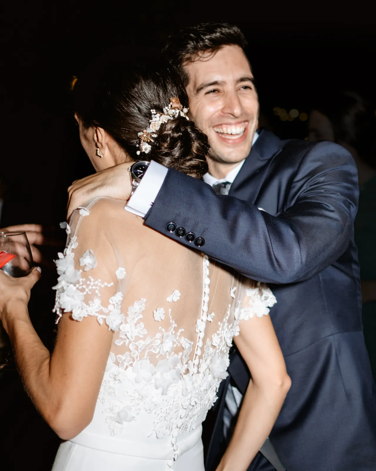 La novia abraza a un invitado en la fiesta