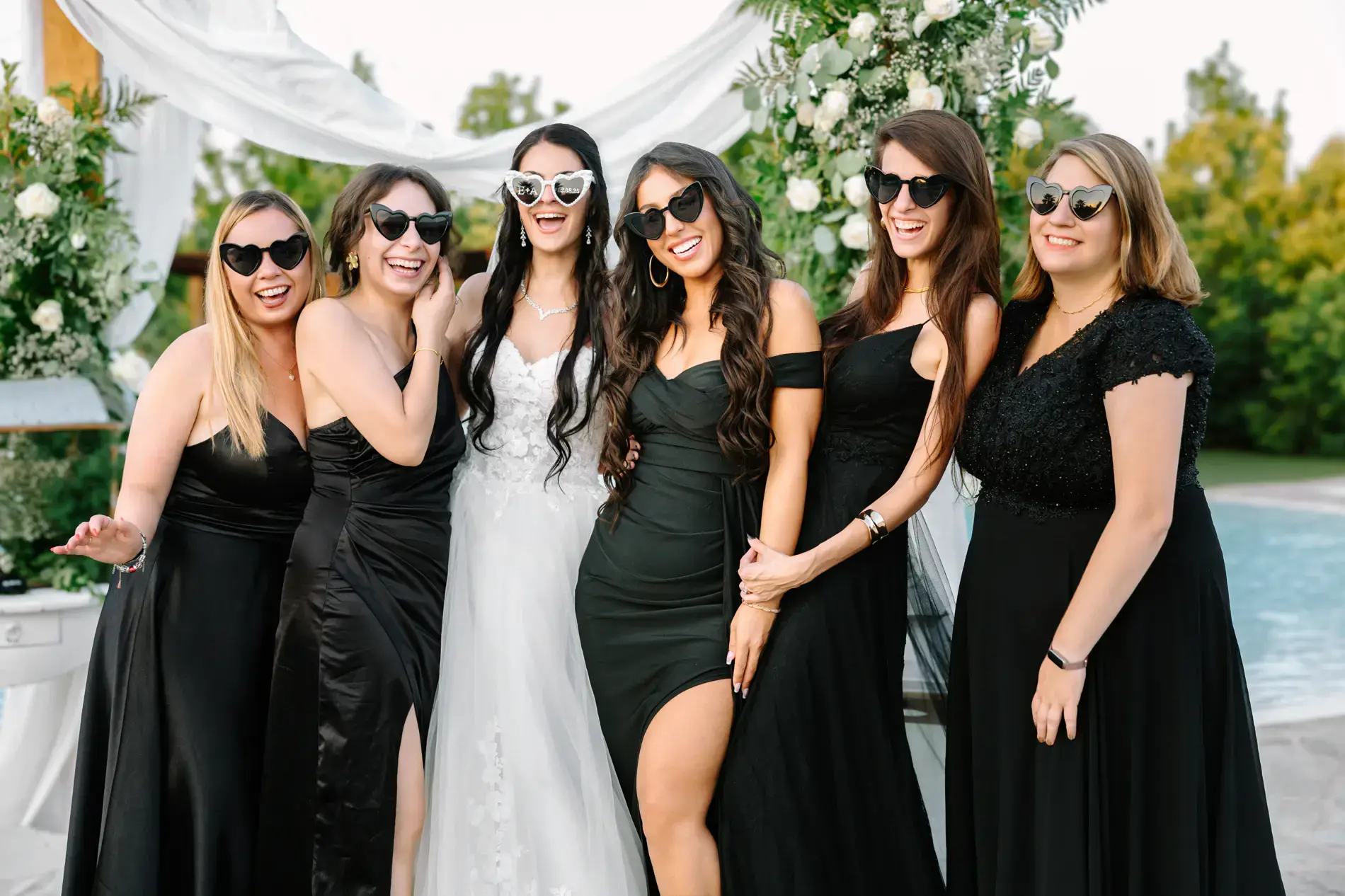 La novia y sus amigas vestidas de negro con gafas de sol