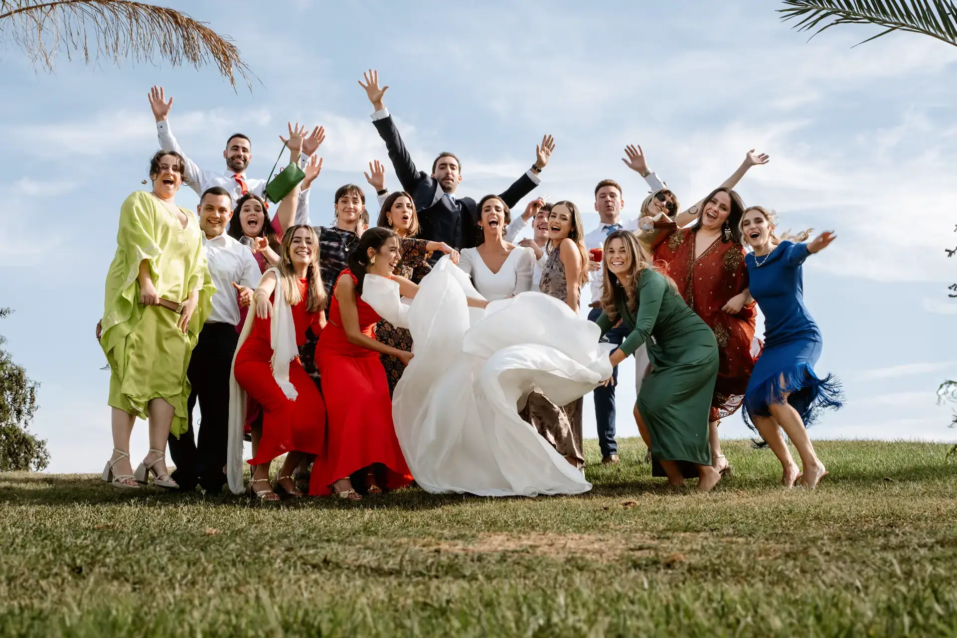La novia y sus amigas saltan en el césped para una foto de grupo