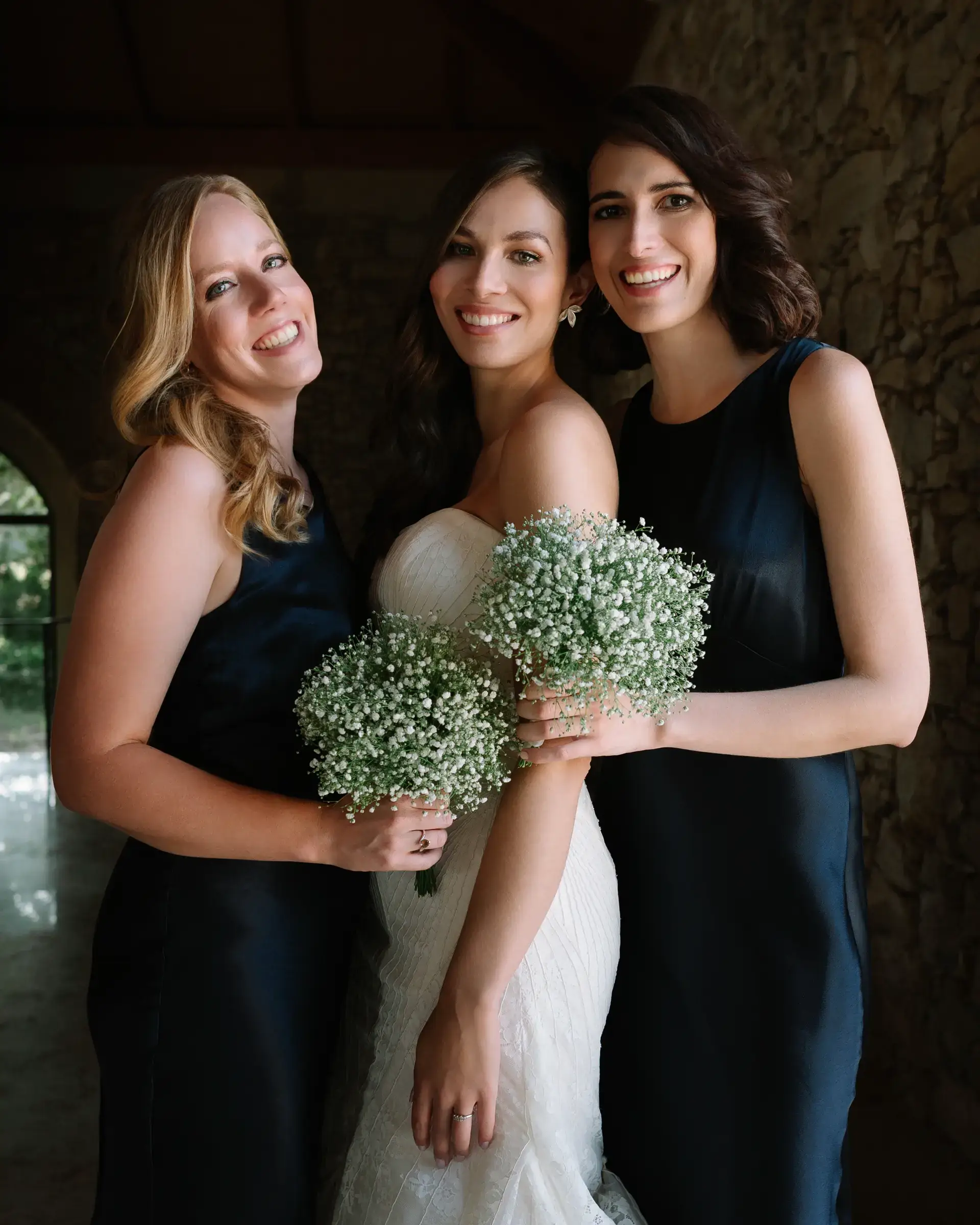 La novia con sus damas de honor y ramos de paniculata