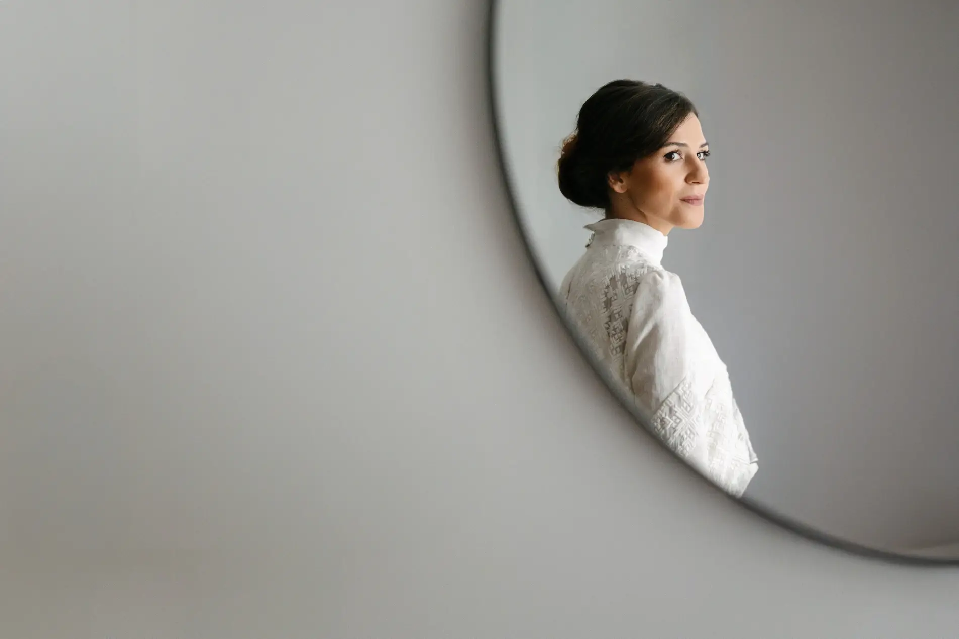 Novia reflejada en un espejo redondo