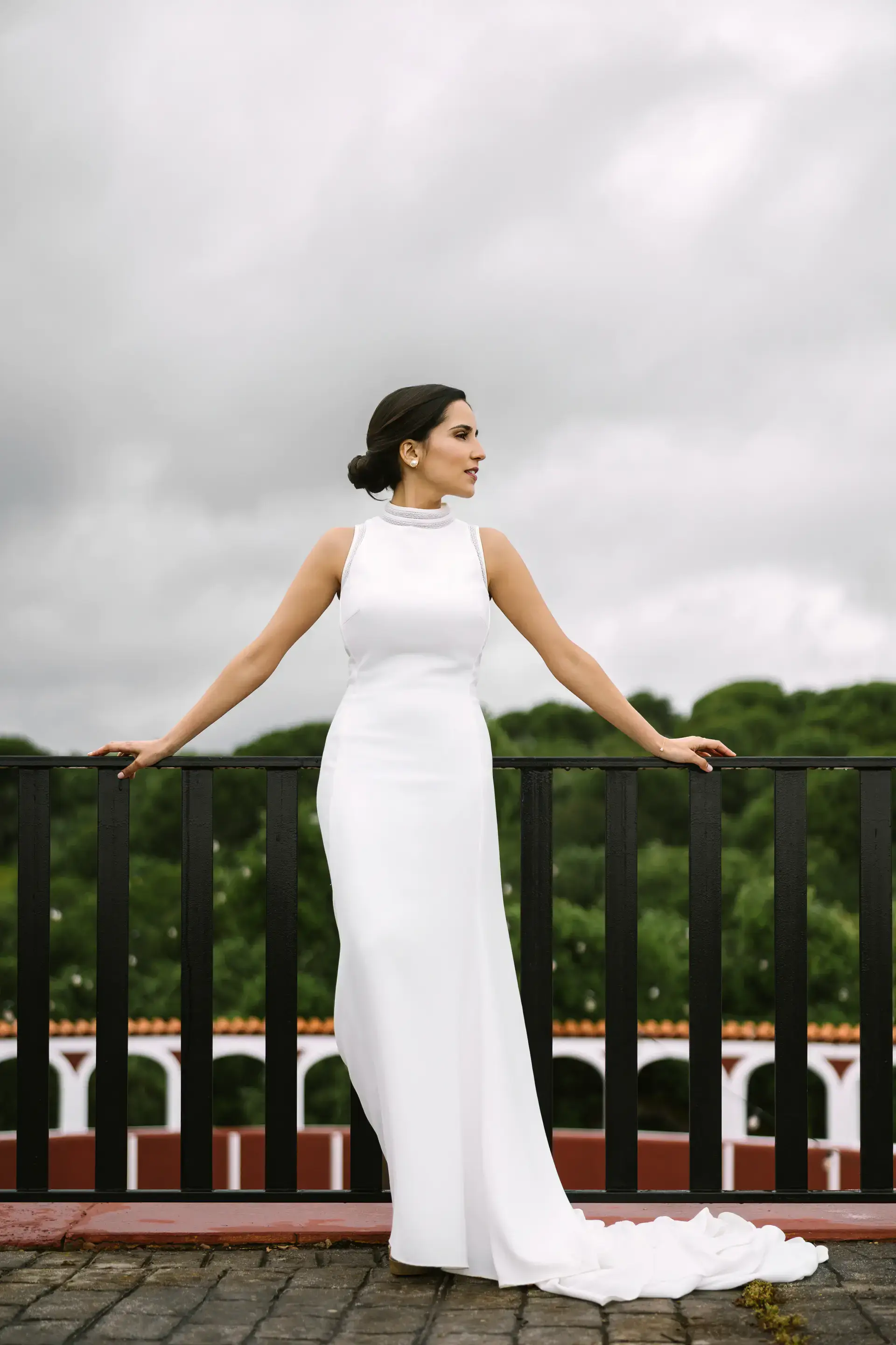 Novia con vestido de cuello alto en una terraza