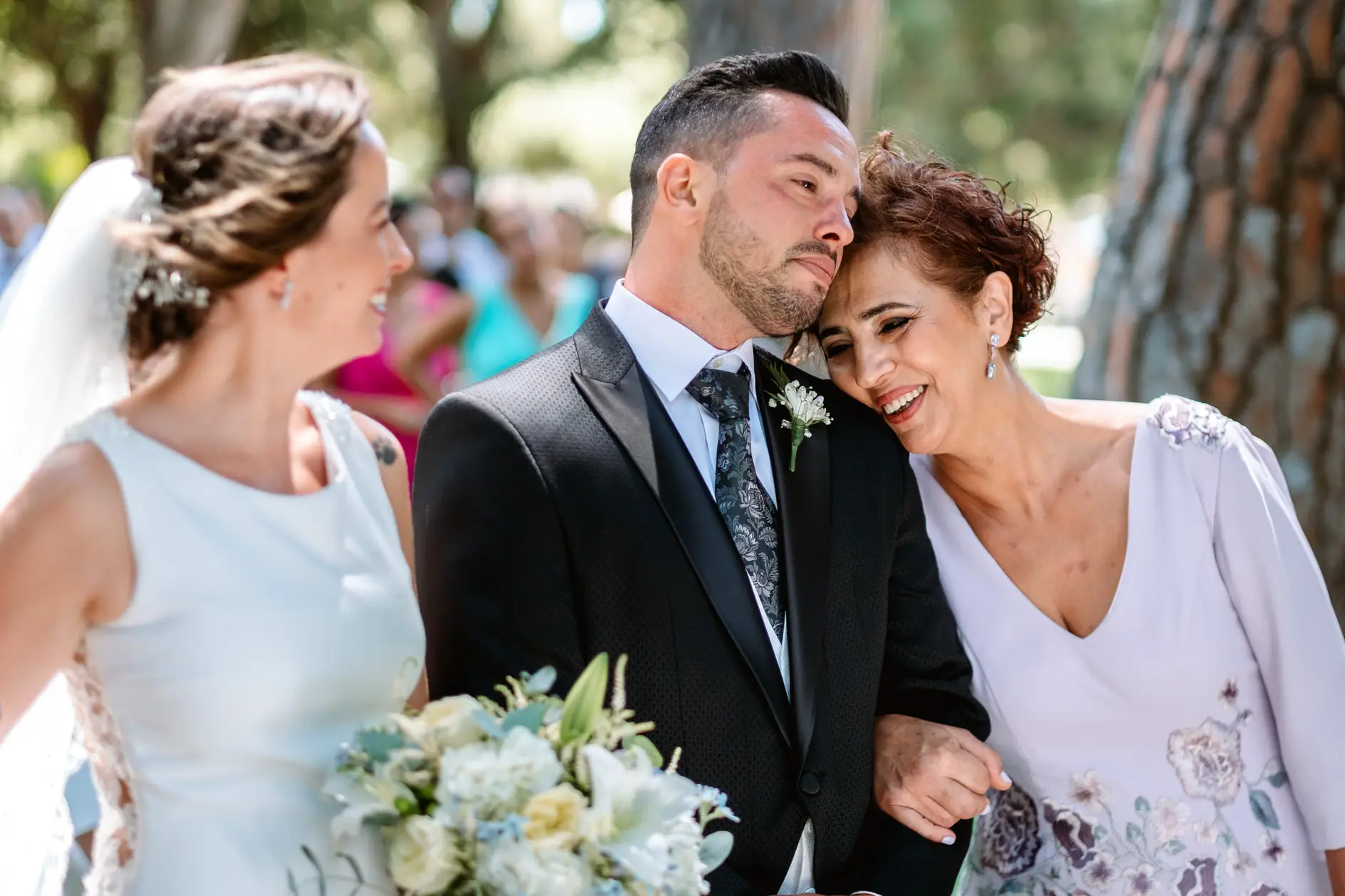El novio entre la novia y su madre, emocionados