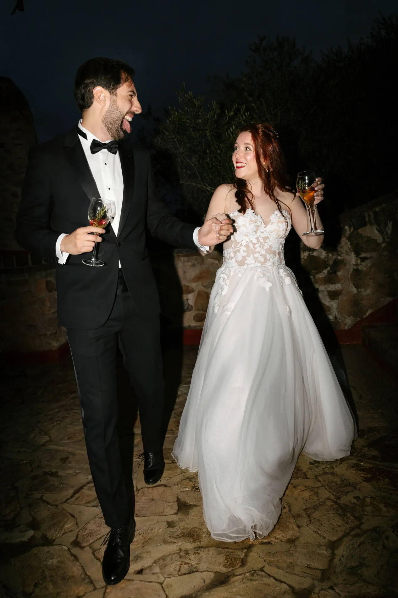 Los novios brindan riendo de noche: portada de Bodas Magazine