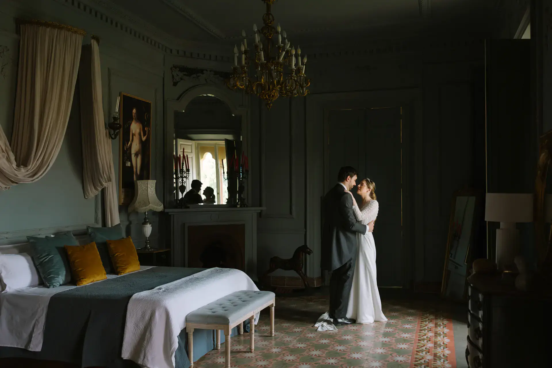 Los novios abrazados en un dormitorio palaciego