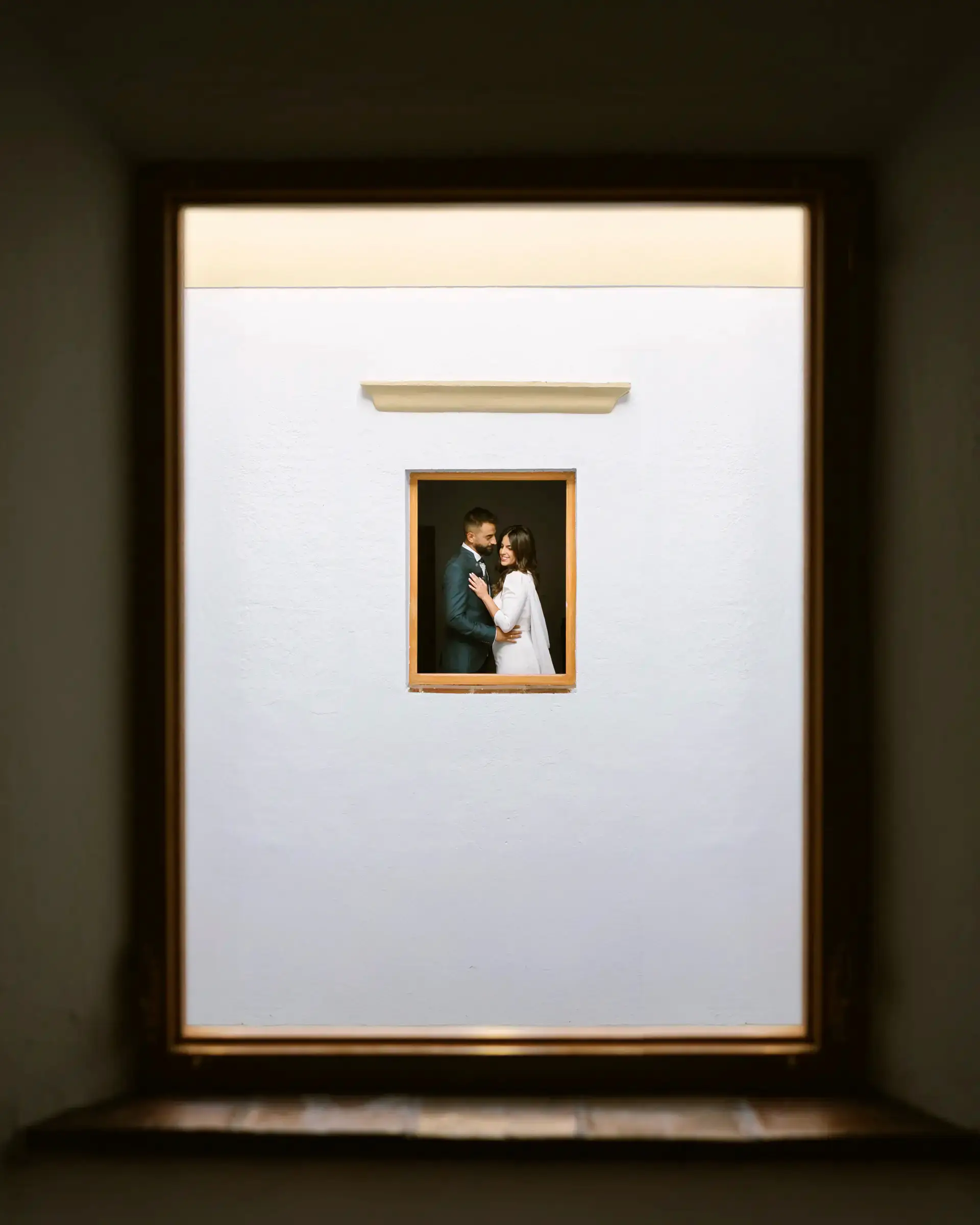 Los novios enmarcados en una ventana dentro de otra ventana