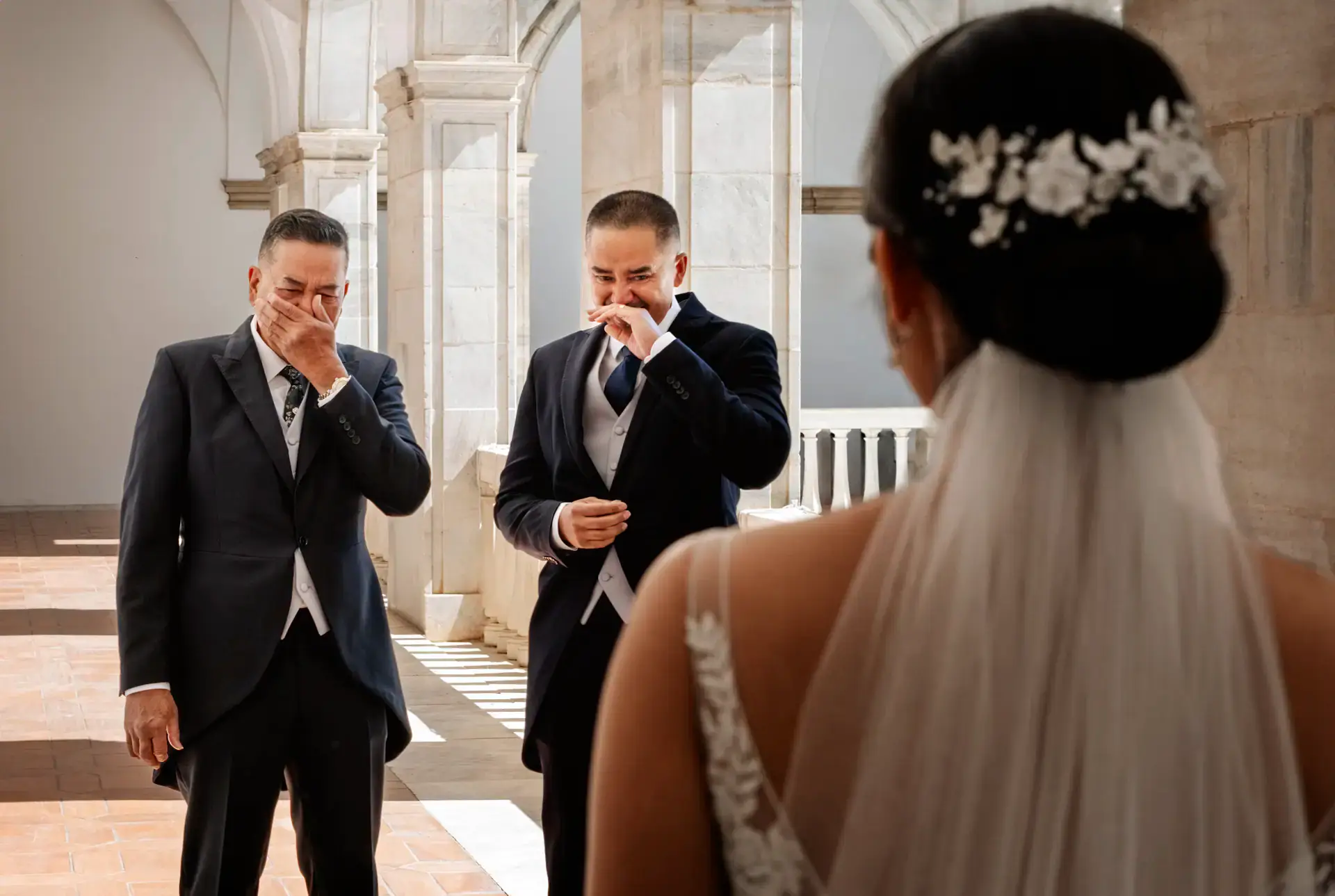 Dos familiares se emocionan al ver a la novia