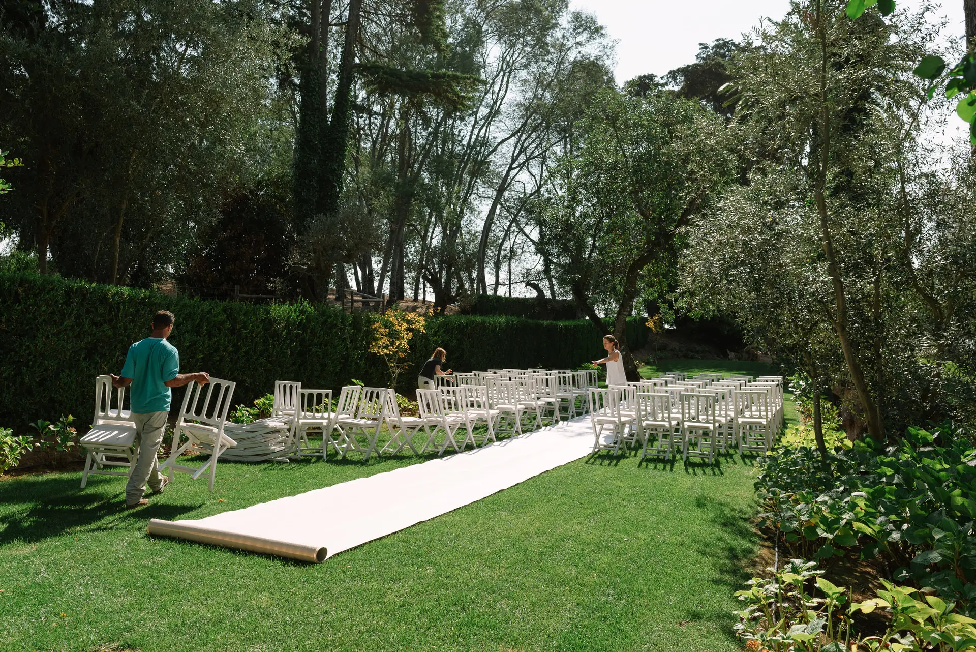 Preparan el pasillo de la ceremonia en los jardines de la Quinta da Grila, Lisboa