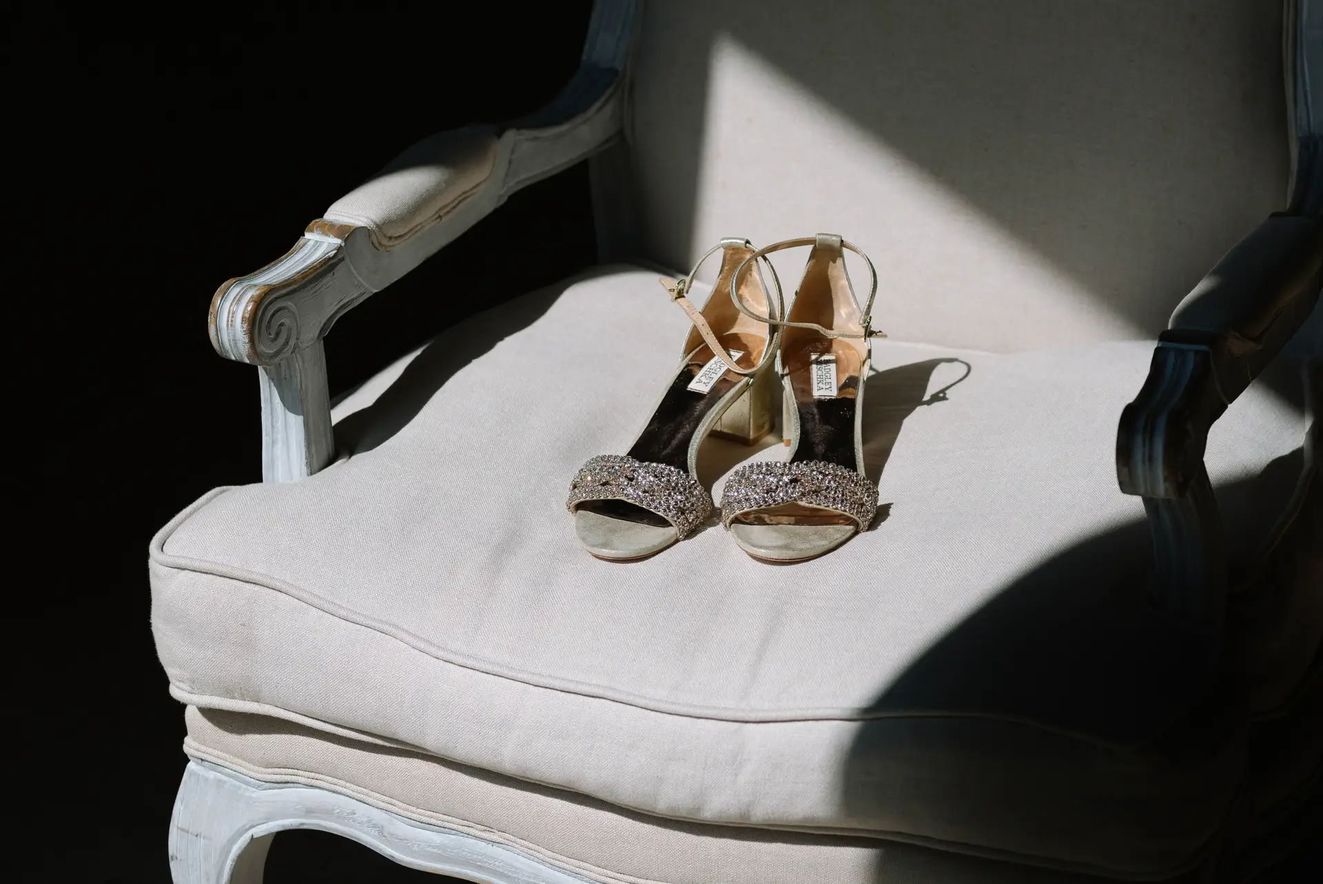 Sandalias de novia con brillantes sobre un sillón blanco, en la Quinta da Grila, Lisboa