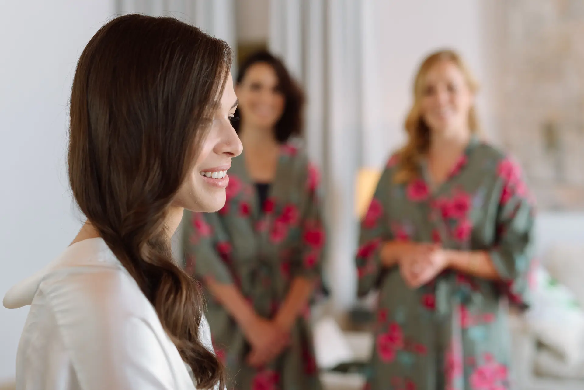 Alana sonríe a sus damas de honor, en la Quinta da Grila, Lisboa
