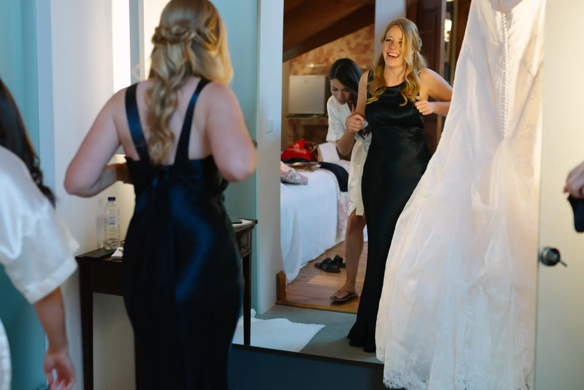 Una dama de honor se prepara junto al vestido de novia, en la Quinta da Grila, Lisboa