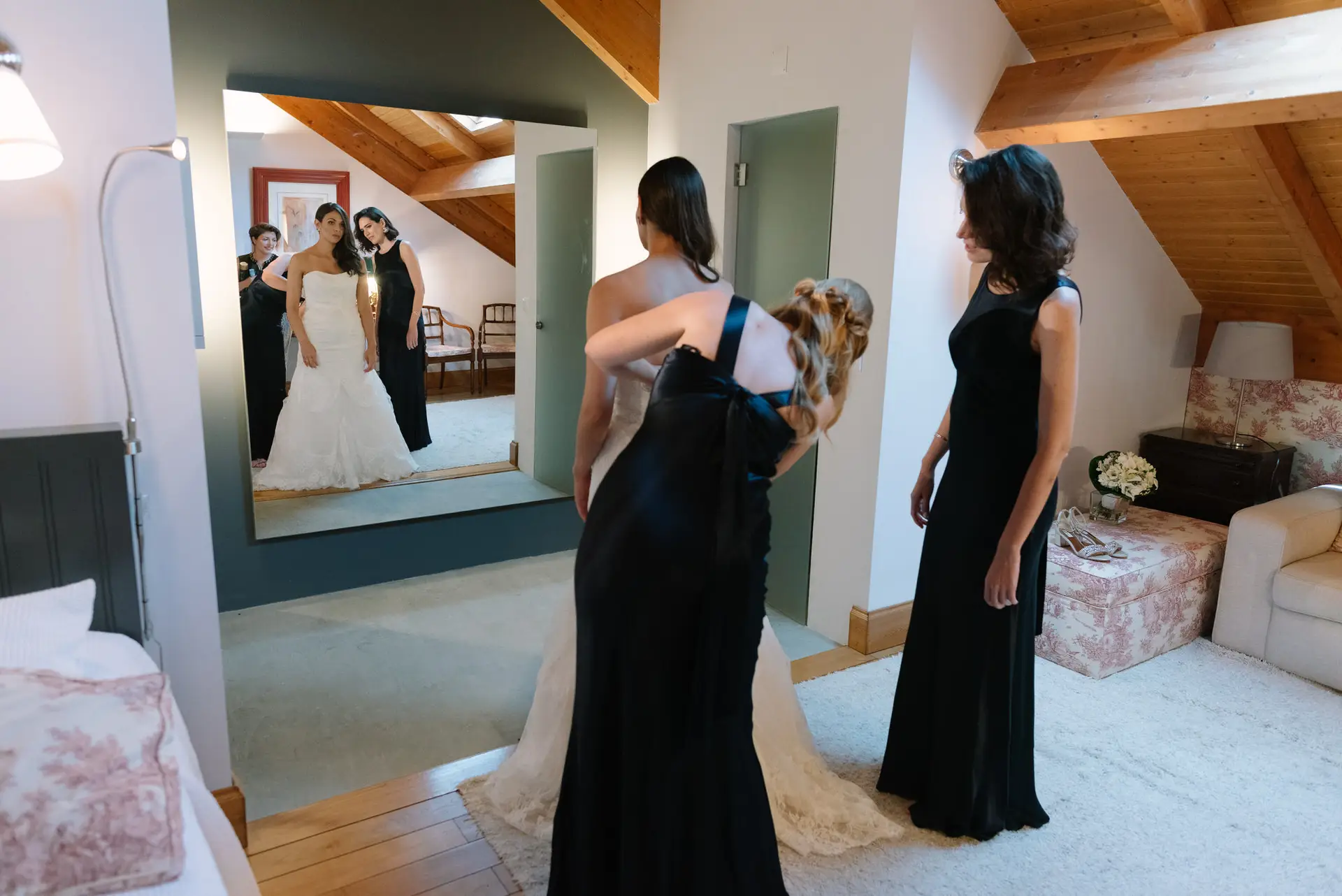 Alana se viste frente al espejo con sus damas de honor, en la Quinta da Grila, Lisboa