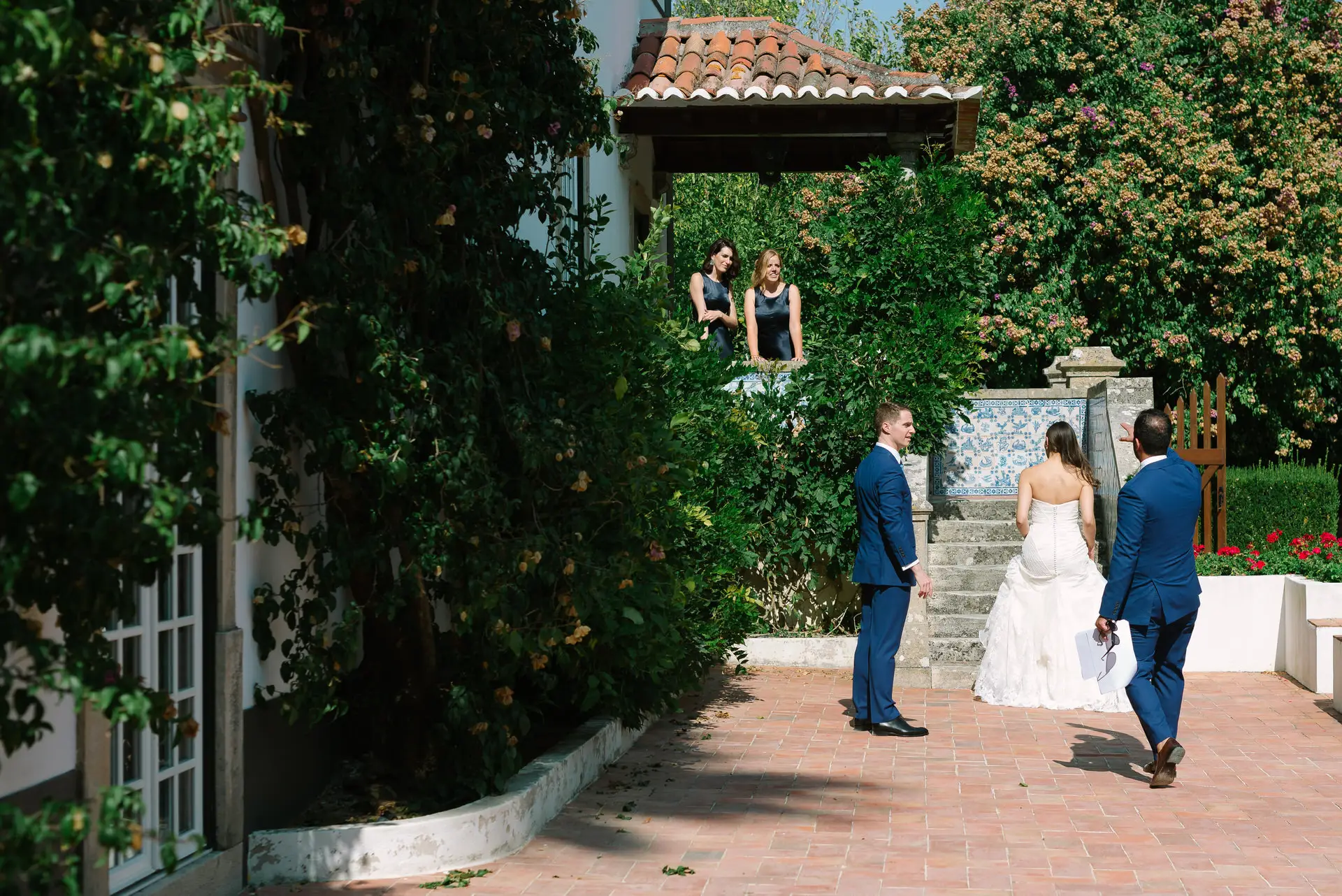 Alana y Quinn se encuentran en el patio de la quinta