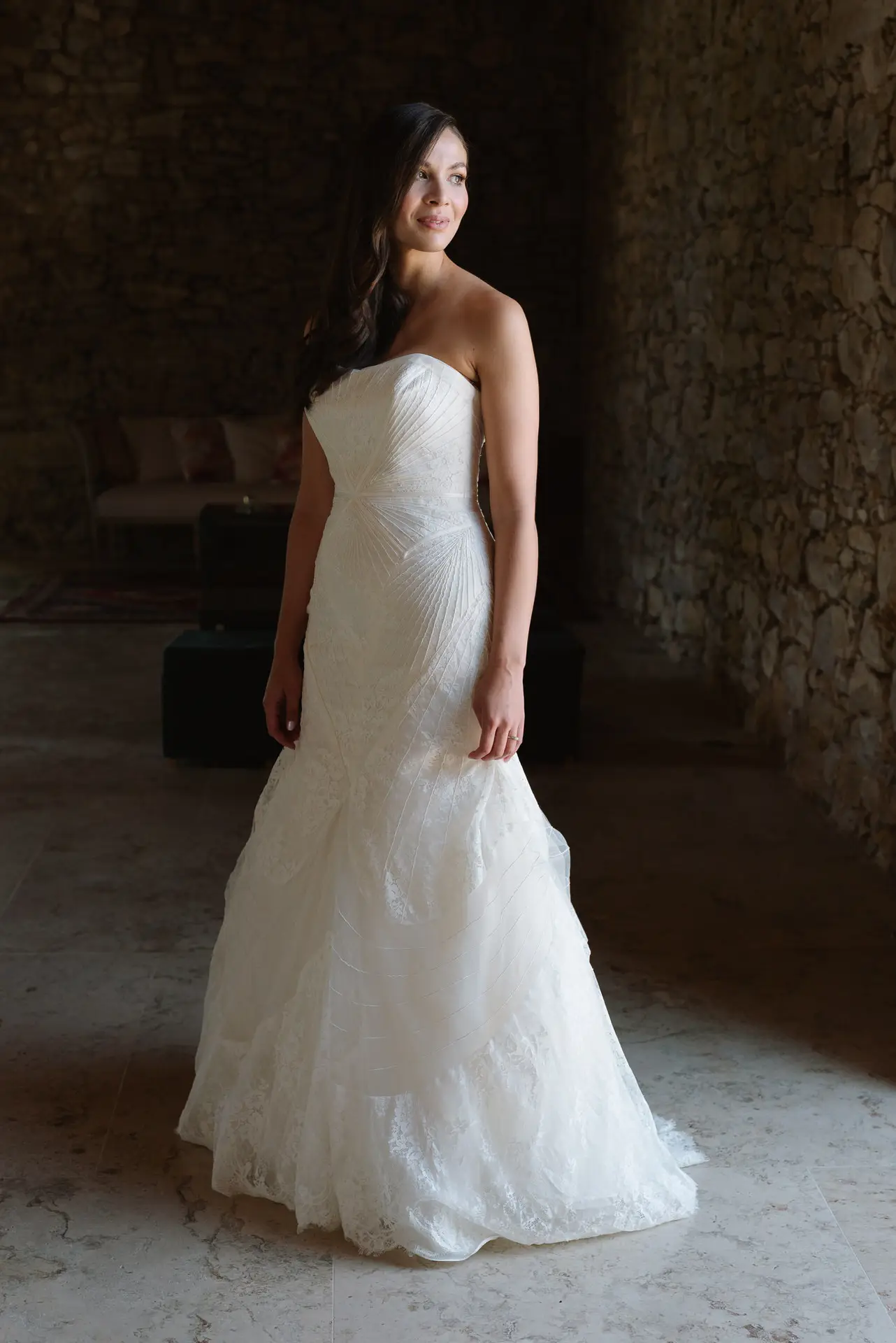 Retrato de Alana con su vestido sirena en una sala de piedra, en la Quinta da Grila, Lisboa