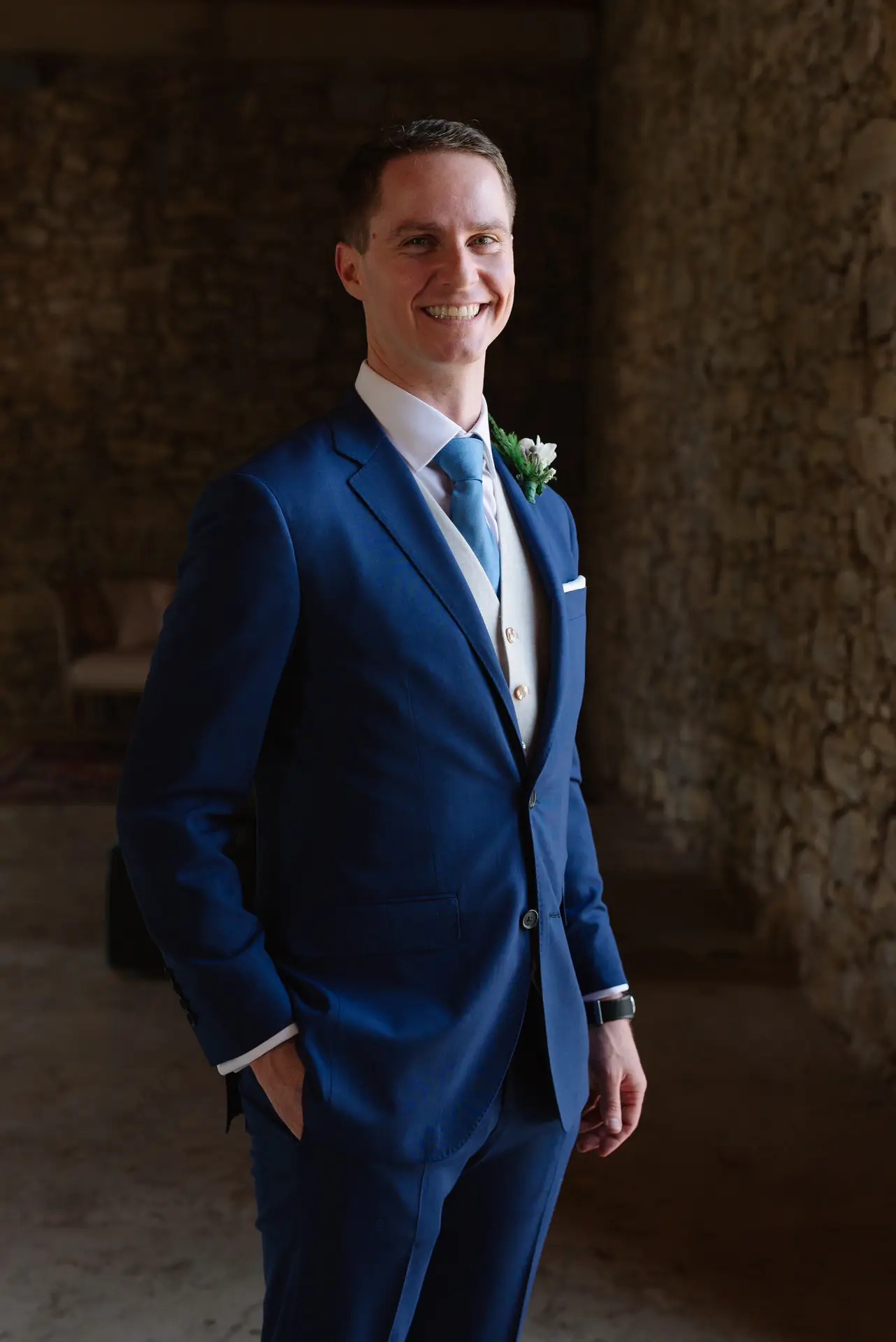 Retrato de Quinn con traje azul en una sala de piedra, en la Quinta da Grila, Lisboa
