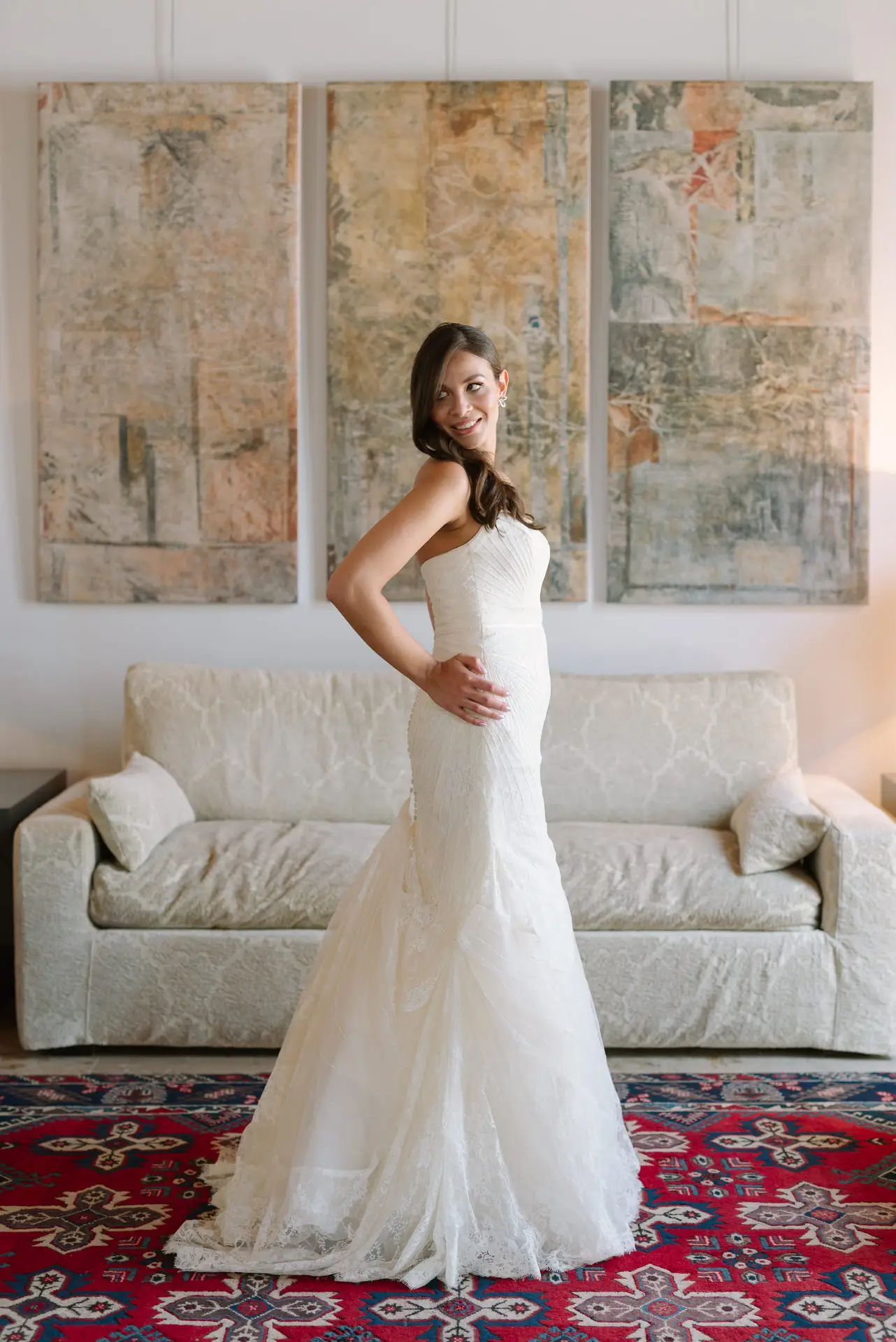 Alana posa con su vestido de novia ante unos cuadros, en la Quinta da Grila, Lisboa