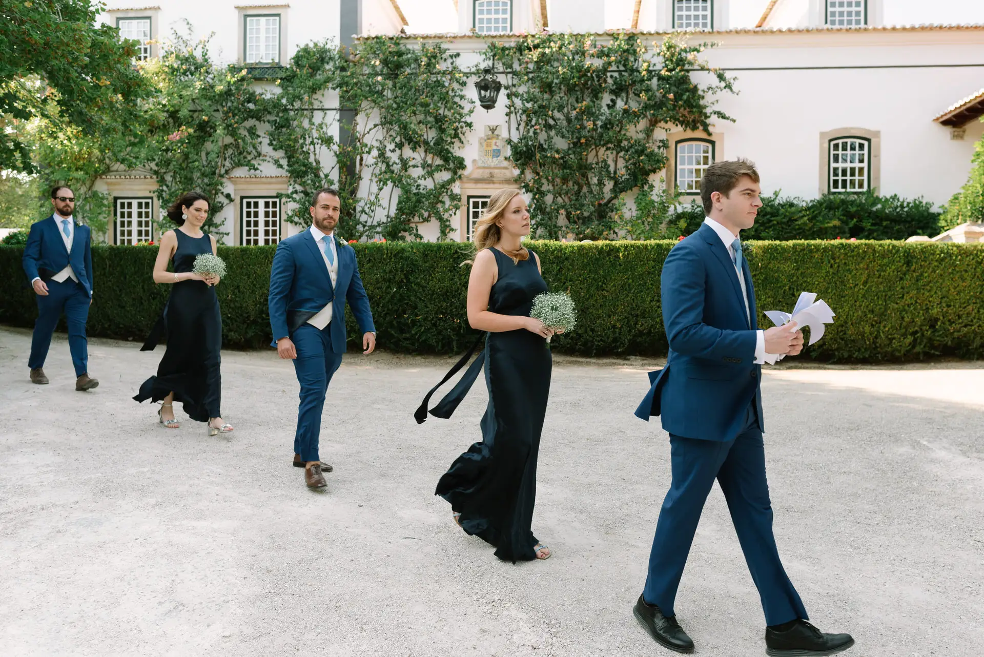 Damas de honor y padrinos caminan hacia la ceremonia, en la Quinta da Grila, Lisboa