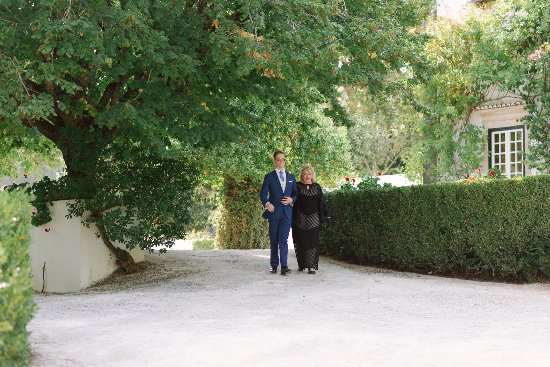 Quinn llega a la ceremonia del brazo de una familiar, en la Quinta da Grila, Lisboa