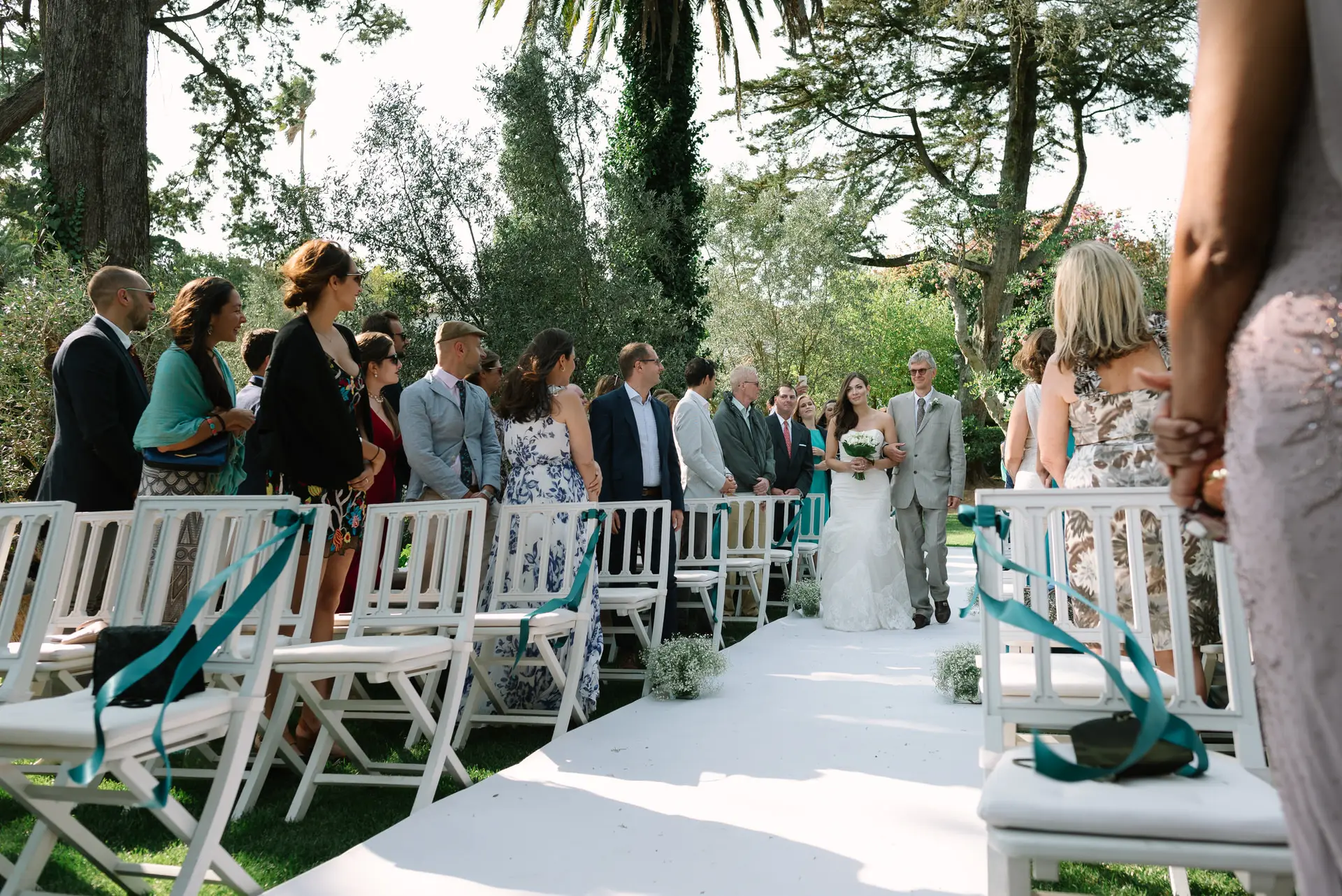 Alana entra en la ceremonia ante los invitados, en la Quinta da Grila, Lisboa