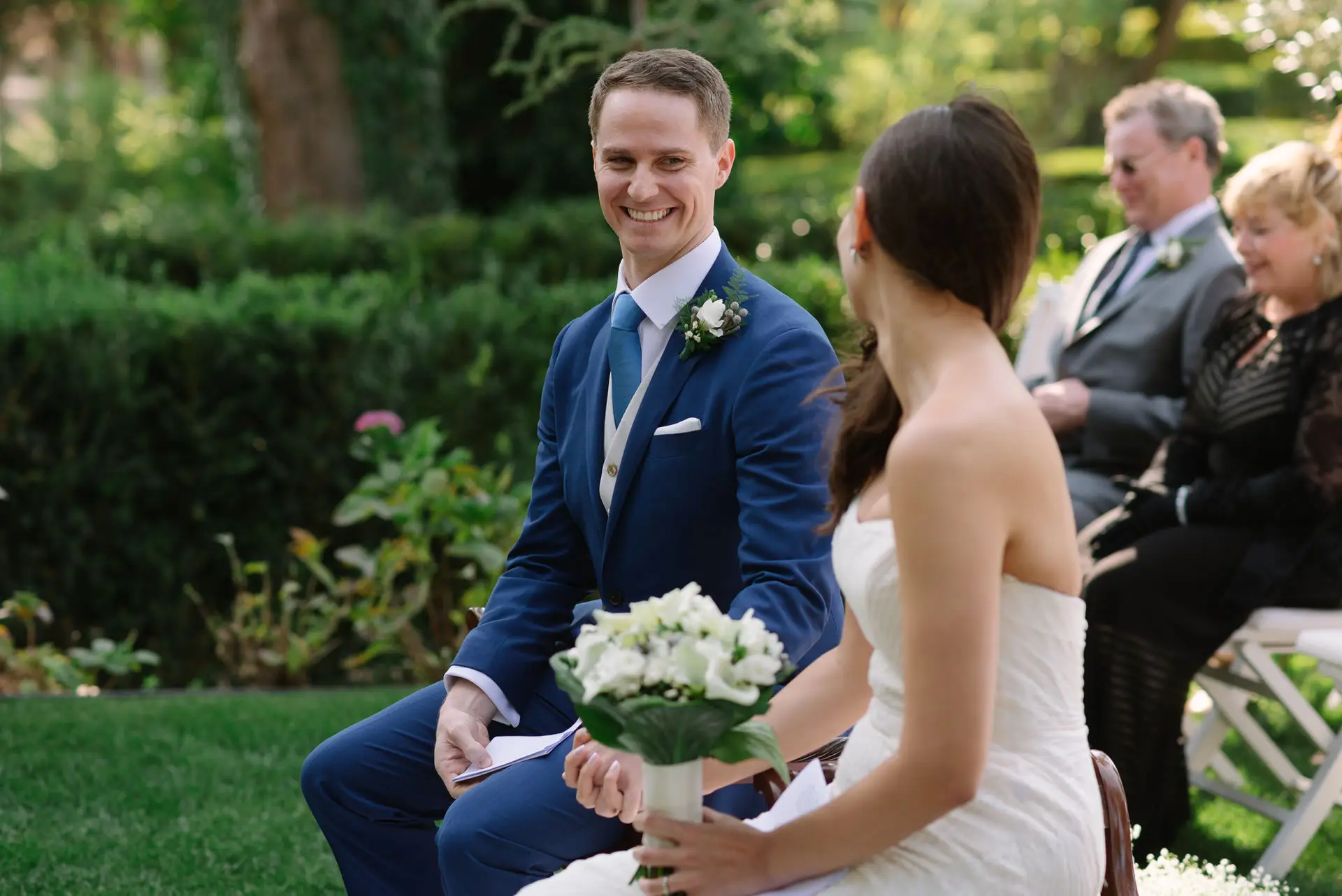 Quinn sonríe a Alana sentados en la ceremonia, en la Quinta da Grila, Lisboa
