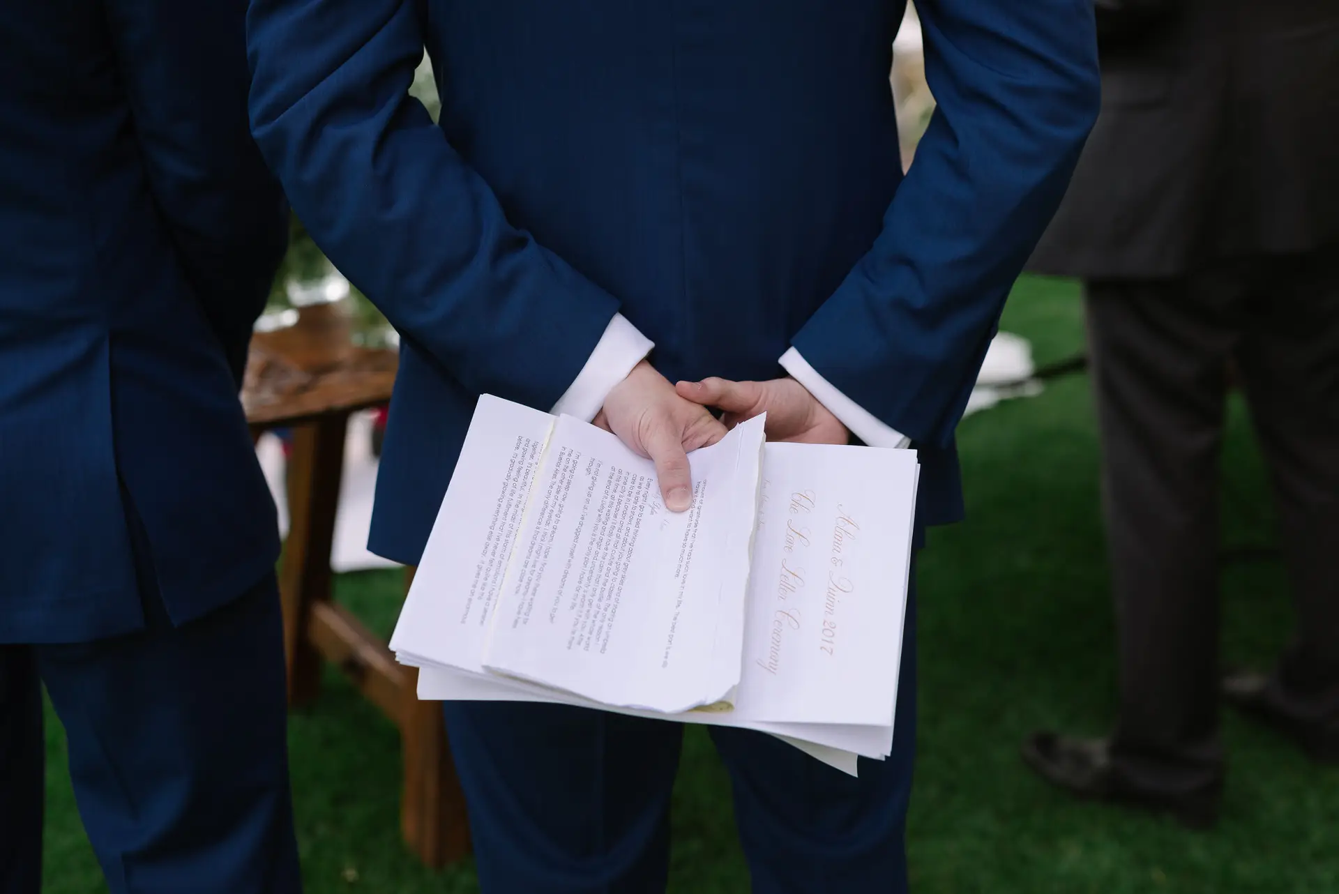 Detalle de un padrino con los textos de la ceremonia en la espalda, en la Quinta da Grila, Lisboa