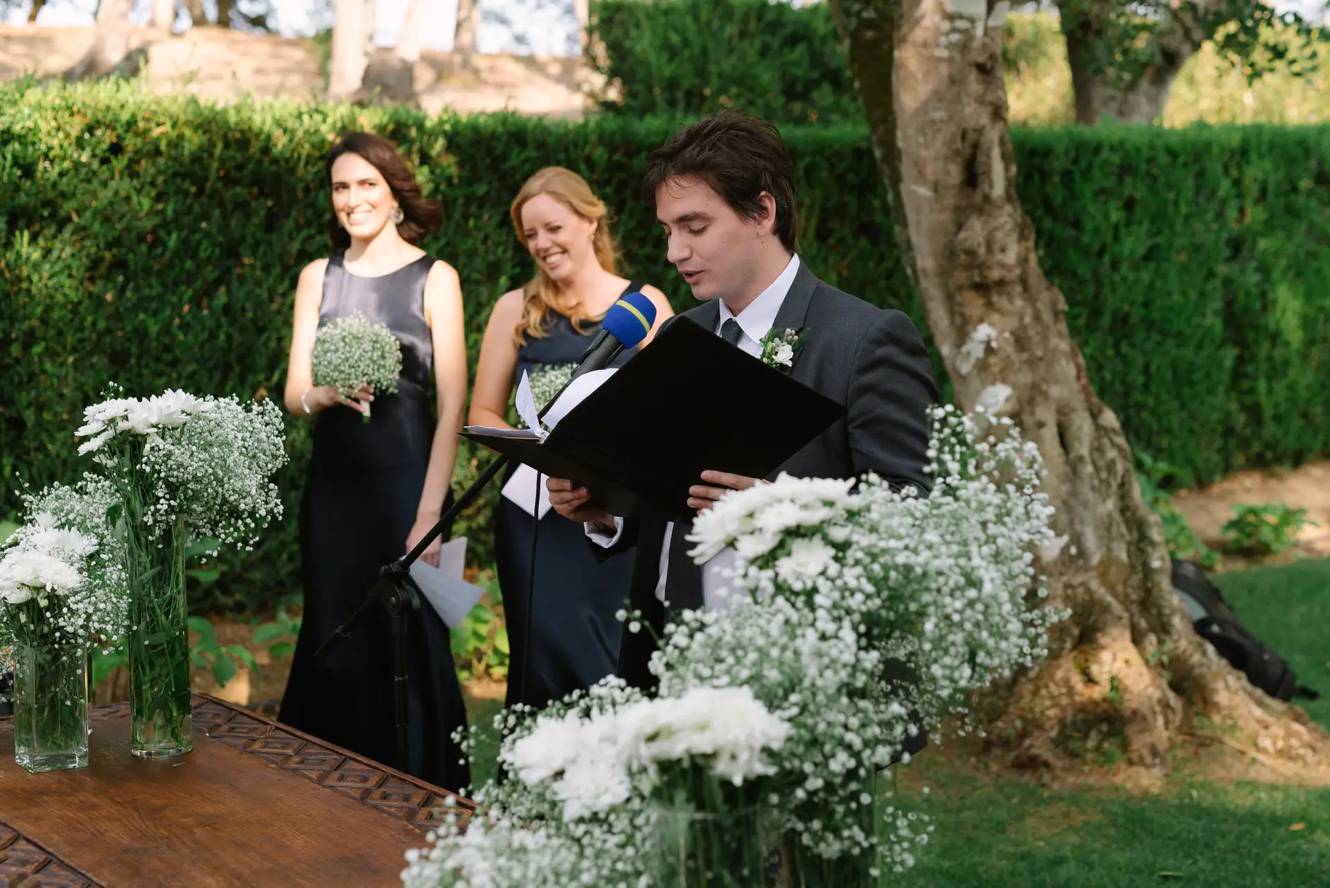 Lectura durante la ceremonia junto a flores de paniculata, en la Quinta da Grila, Lisboa