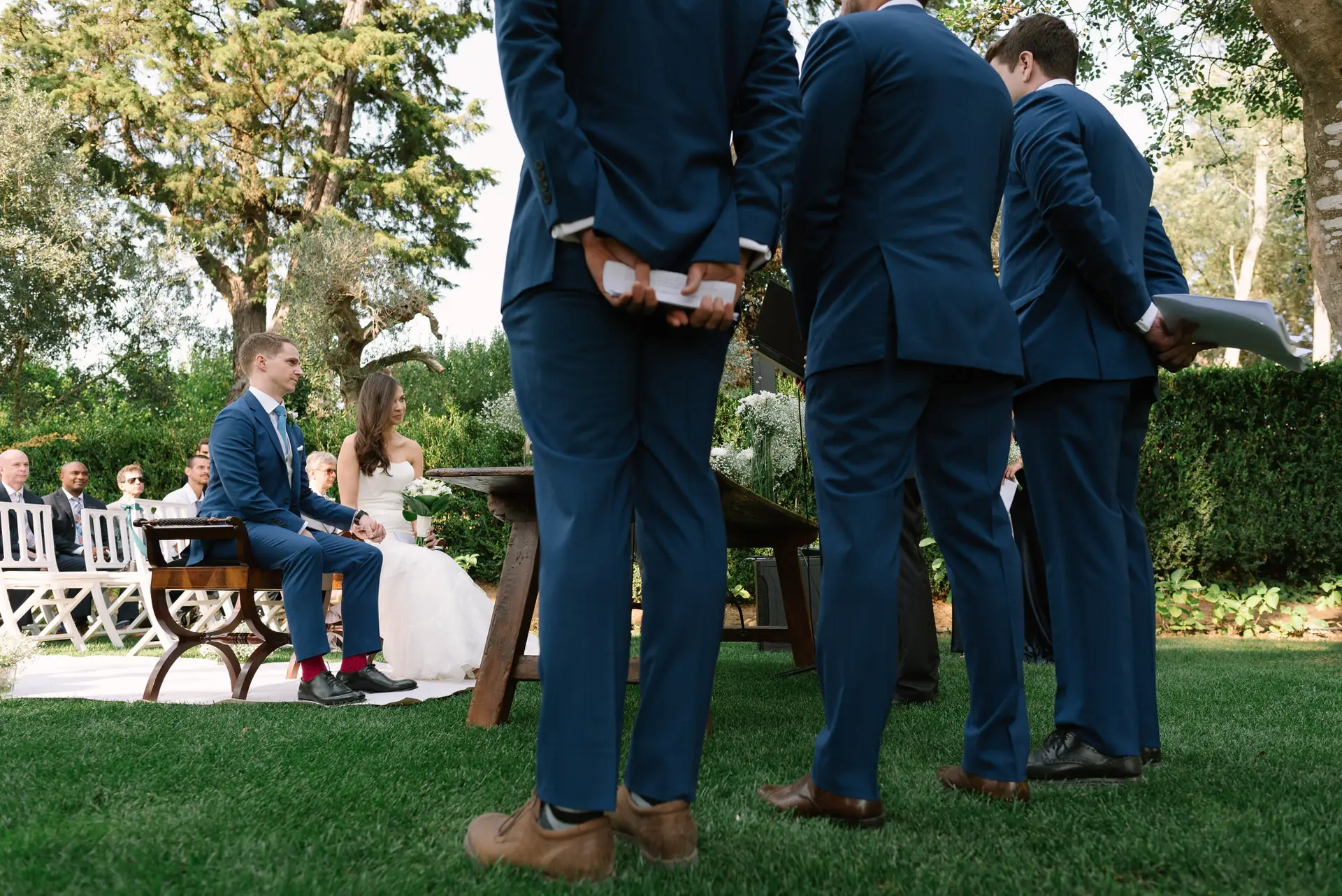 Padrinos de espaldas durante la ceremonia en el jardín, en la Quinta da Grila, Lisboa