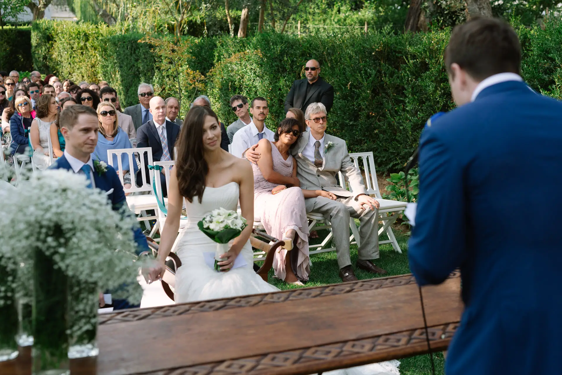 Alana sonríe a Quinn durante la ceremonia, en la Quinta da Grila, Lisboa
