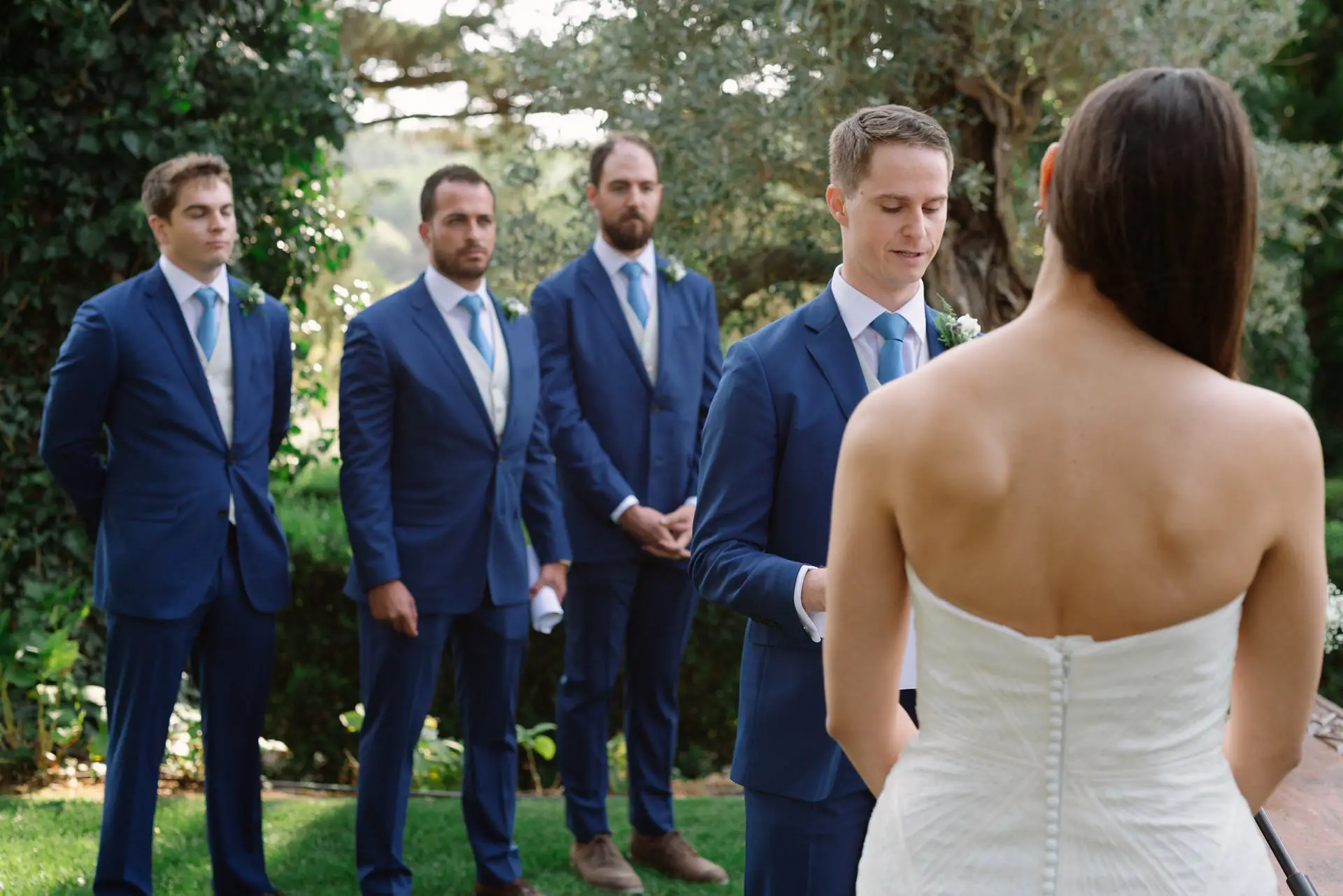 Quinn y sus padrinos frente a Alana en la ceremonia, en la Quinta da Grila, Lisboa