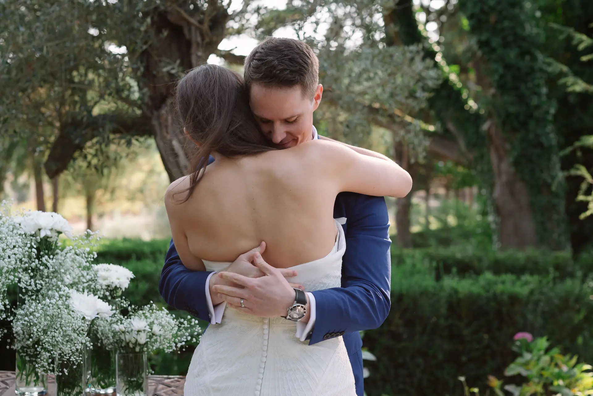 Alana y Quinn se abrazan al terminar la ceremonia, en la Quinta da Grila, Lisboa