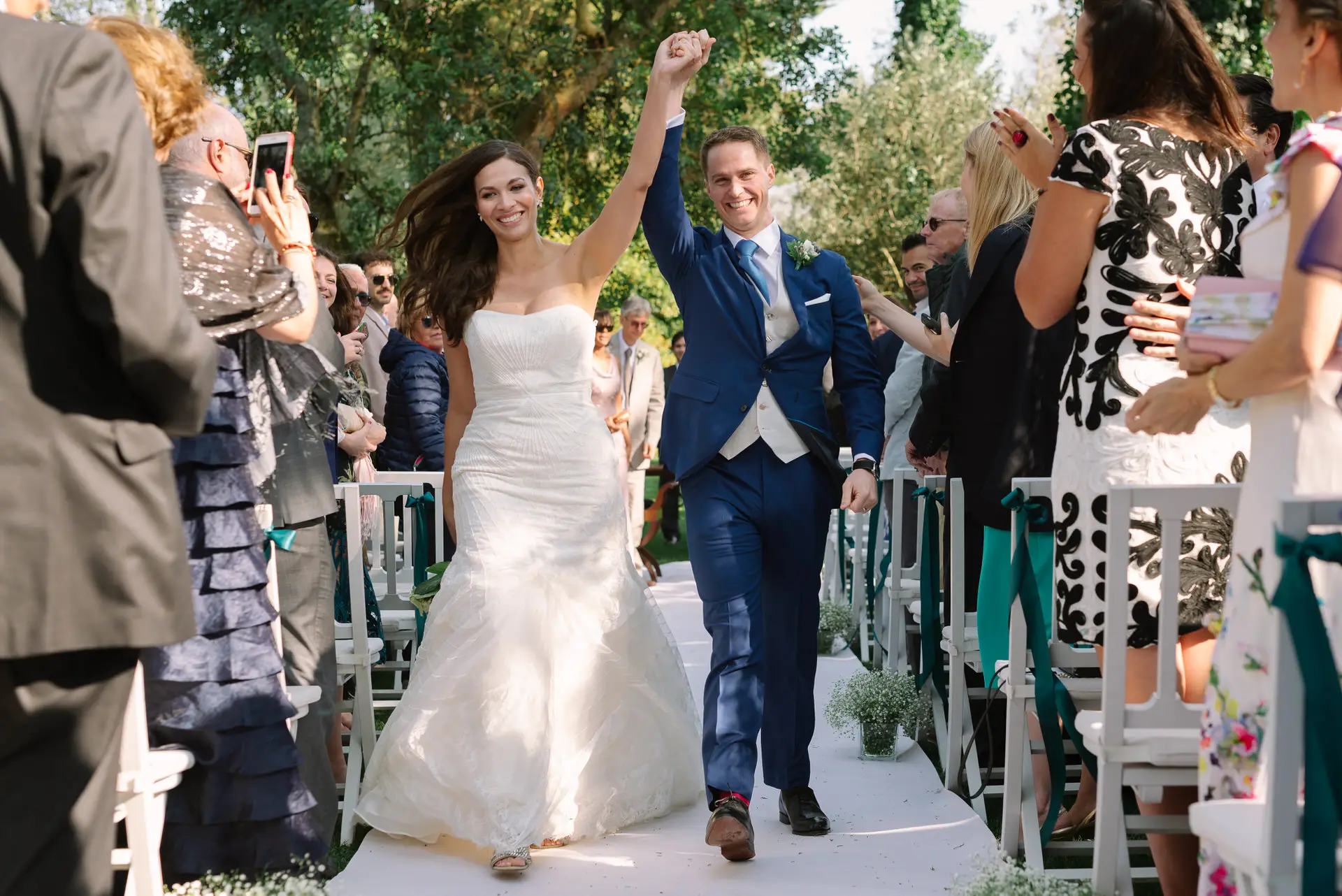 Alana y Quinn salen celebrando por el pasillo de la ceremonia, en la Quinta da Grila, Lisboa